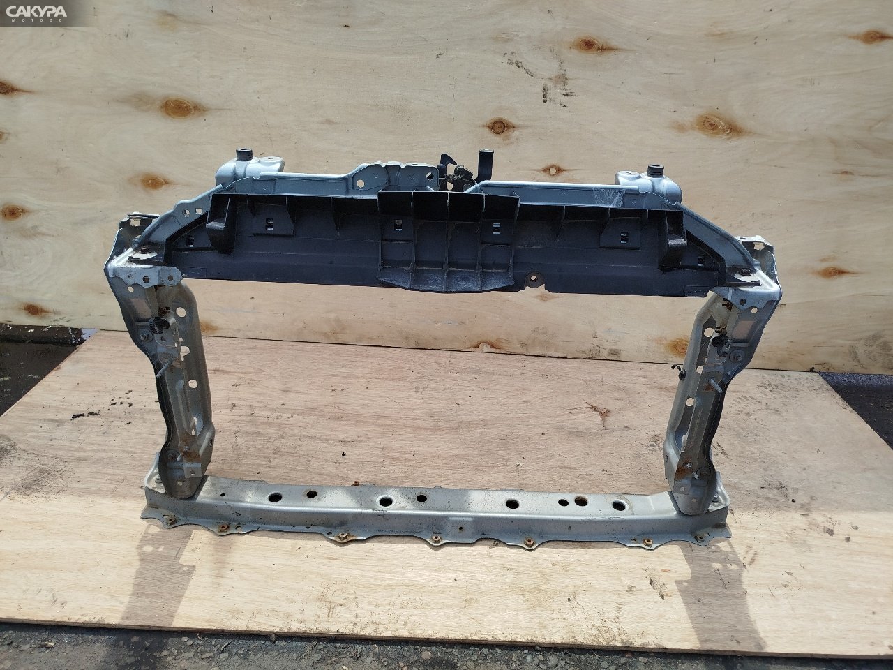 Рамка радиатора Toyota Vitz SCP90 2SZ-FE: купить в Сакура Красноярск.