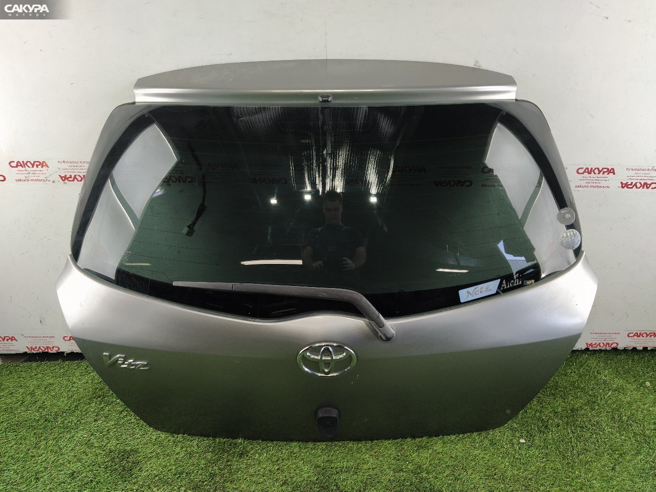 Дверь багажника Toyota Vitz SCP90 2SZ-FE: купить в Сакура Красноярск.