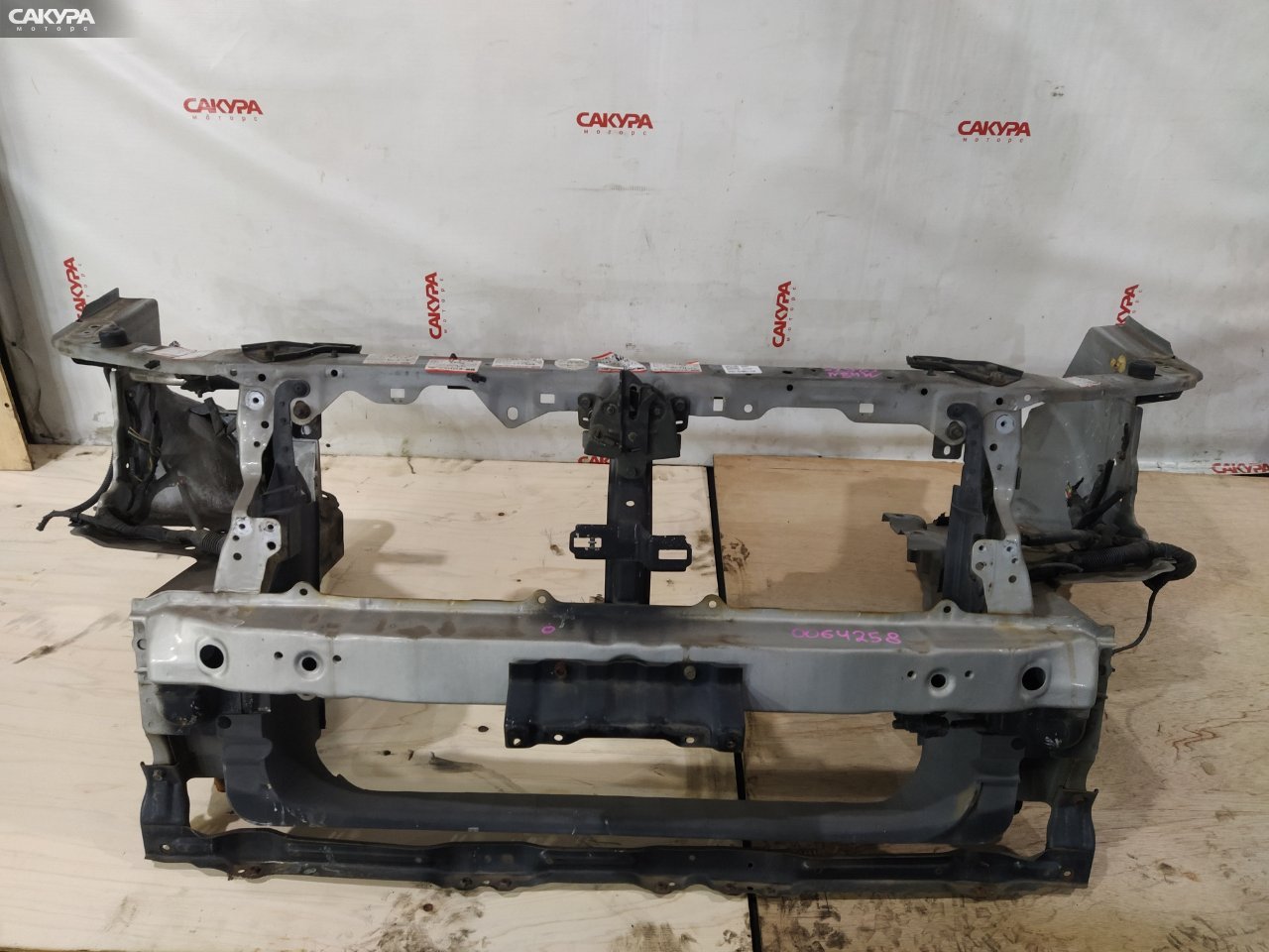 Рамка радиатора Mitsubishi Chariot Grandis N84W 4G64: купить в Сакура Красноярск.