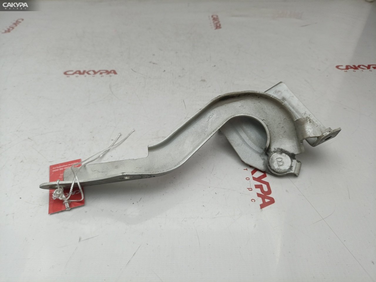 Кронштейн капота левый Toyota Wish ZGE20 2ZR-FAE: купить в Сакура Красноярск.