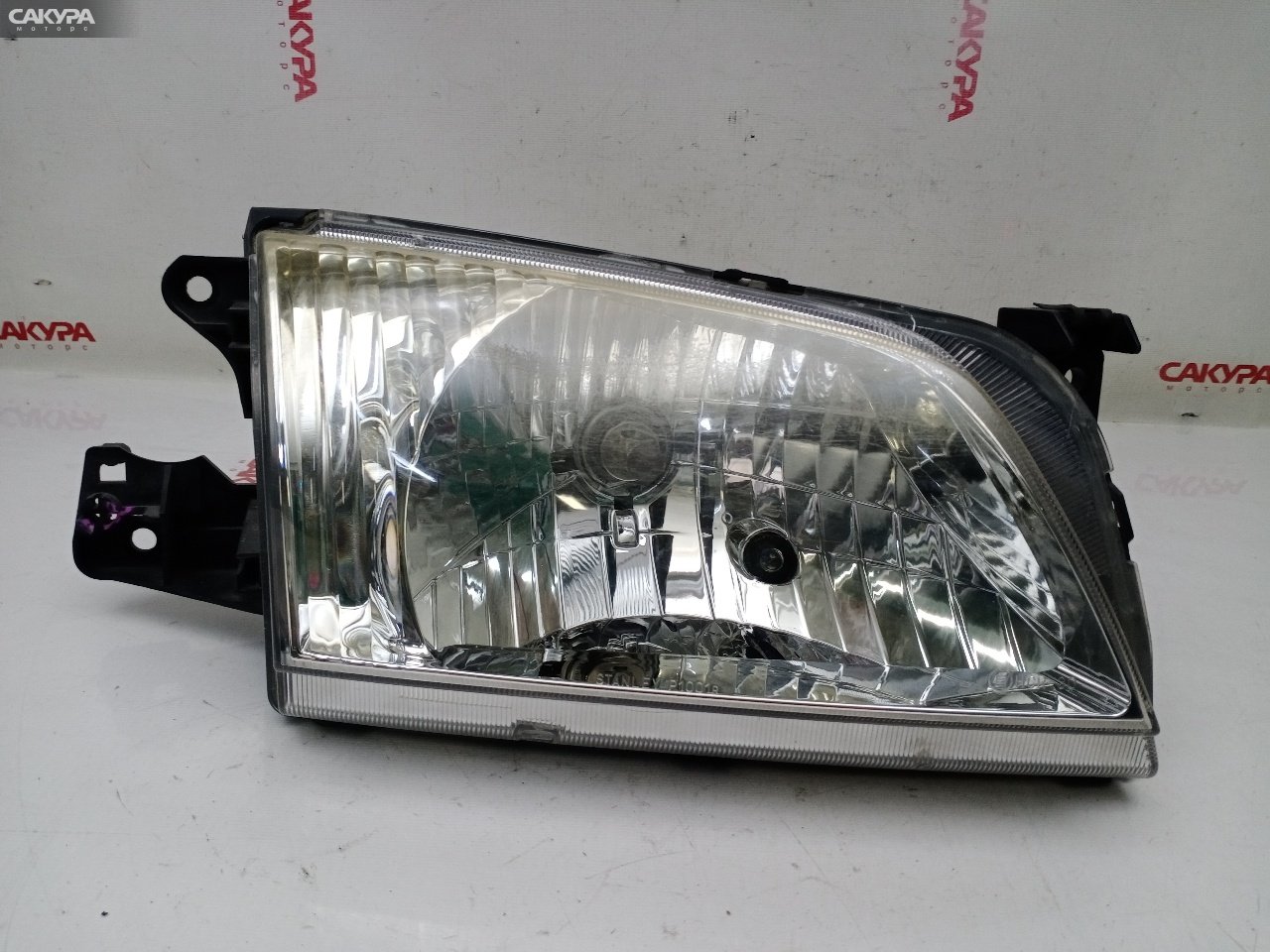 Фара правая Mazda Demio DW3W B3E P1001: купить в Сакура Красноярск.