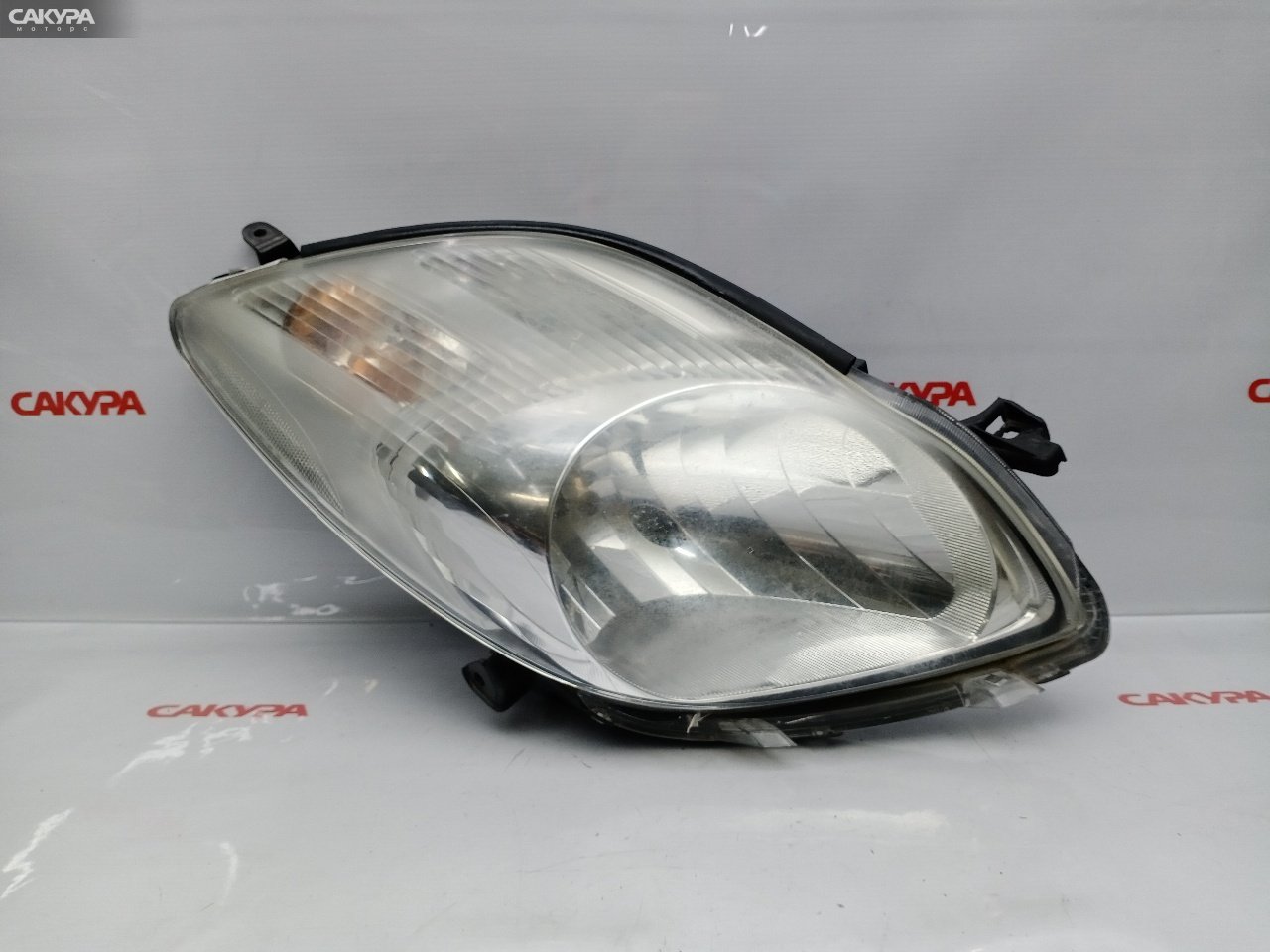 Фара правая Toyota Vitz SCP90 2SZ-FE 52-184: купить в Сакура Красноярск.