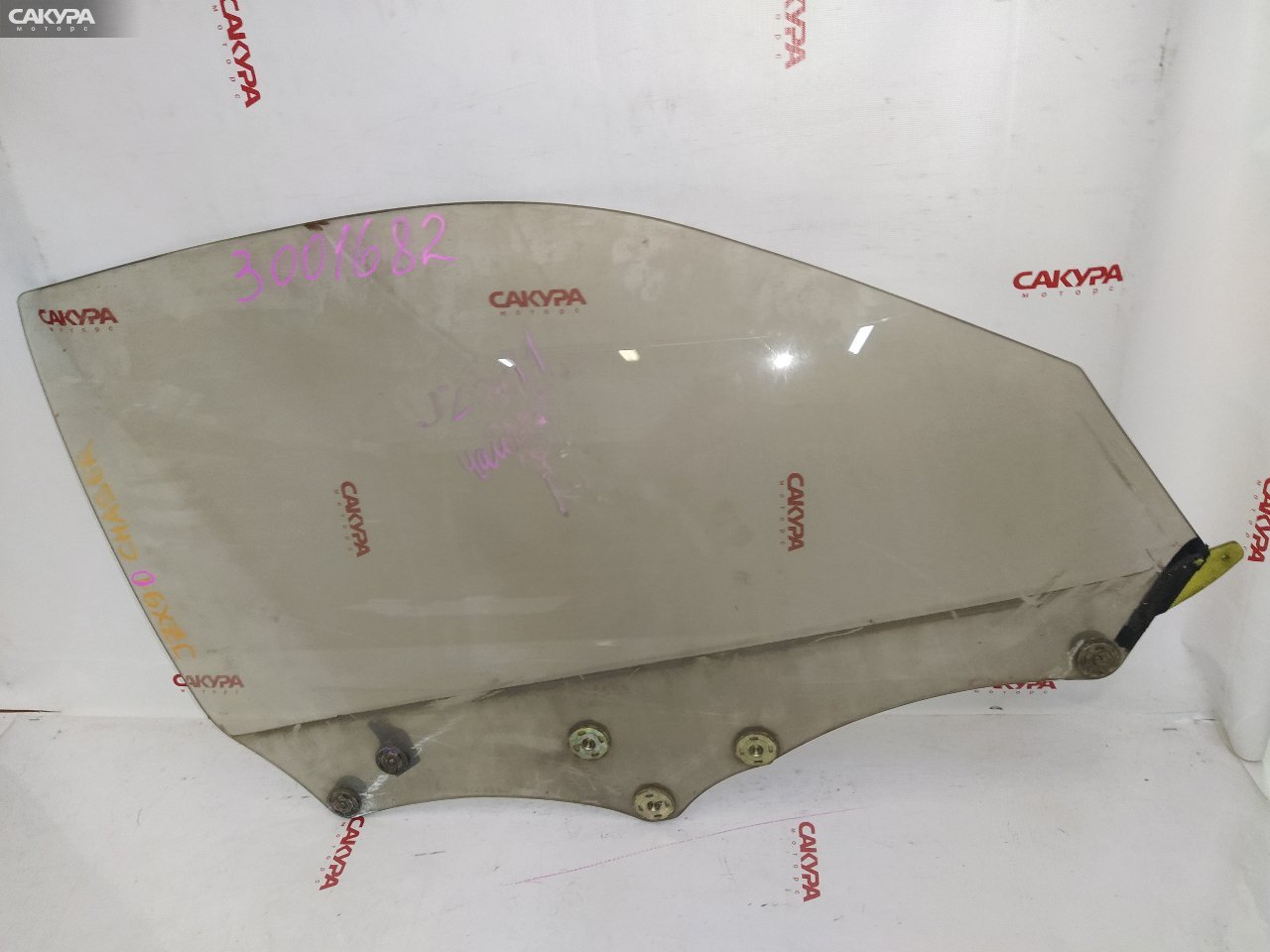 Стекло боковое переднее правое Toyota Chaser JZX90: купить в Сакура Красноярск.