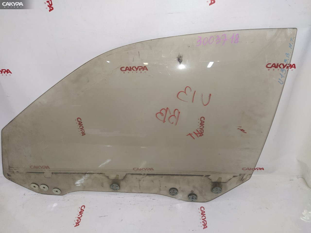 Стекло боковое переднее левое Nissan Bluebird U13: купить в Сакура Красноярск.
