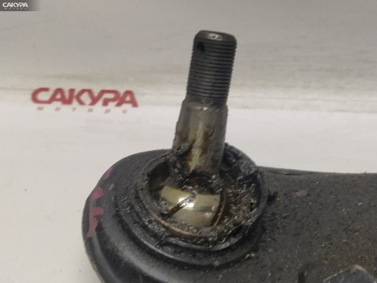 Рычаг подвески нижний передний правый Nissan Caravan KRGE24 TD27: купить в Сакура Красноярск.