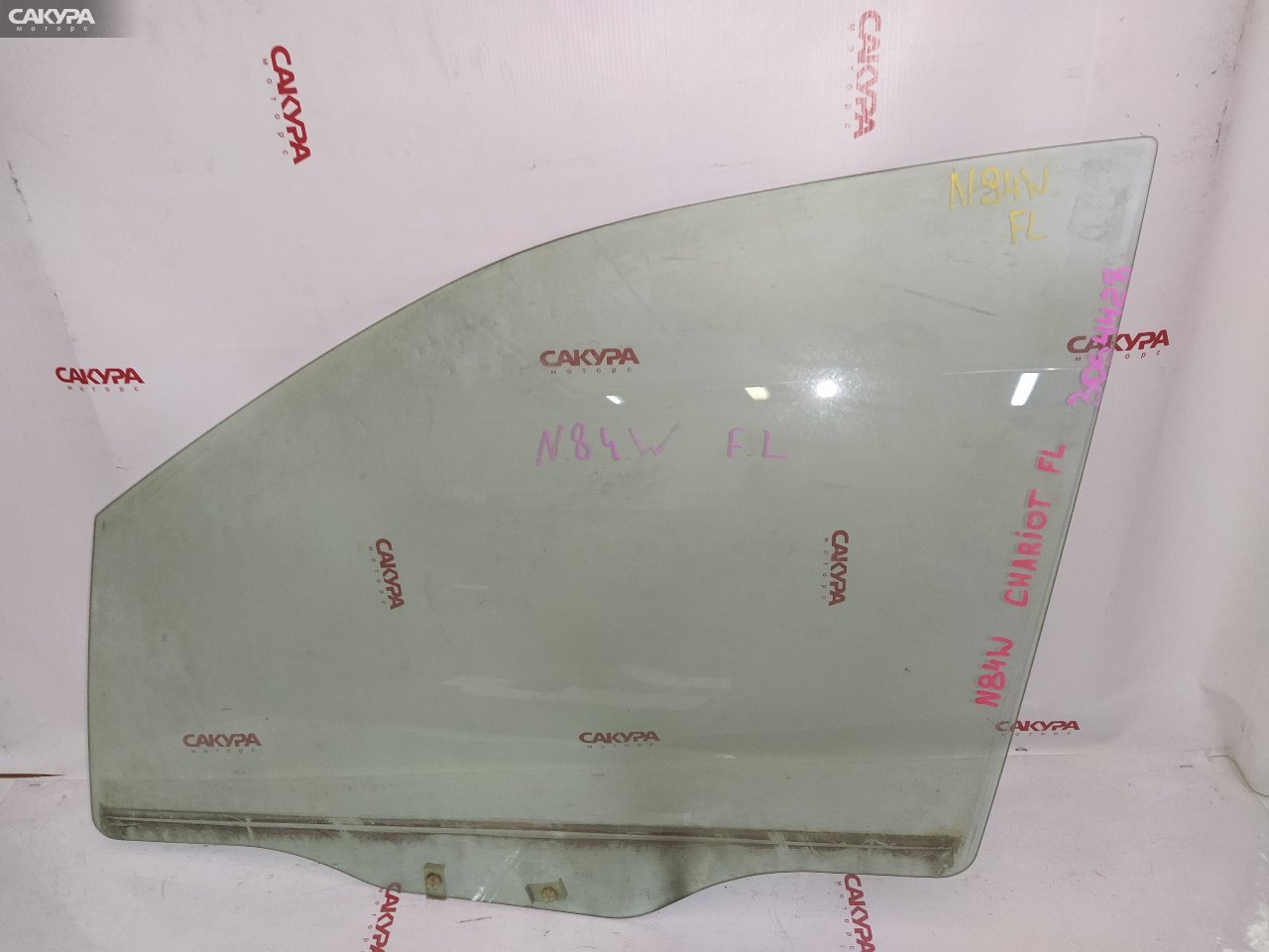 Стекло боковое переднее левое Mitsubishi Chariot Grandis N84W: купить в Сакура Красноярск.