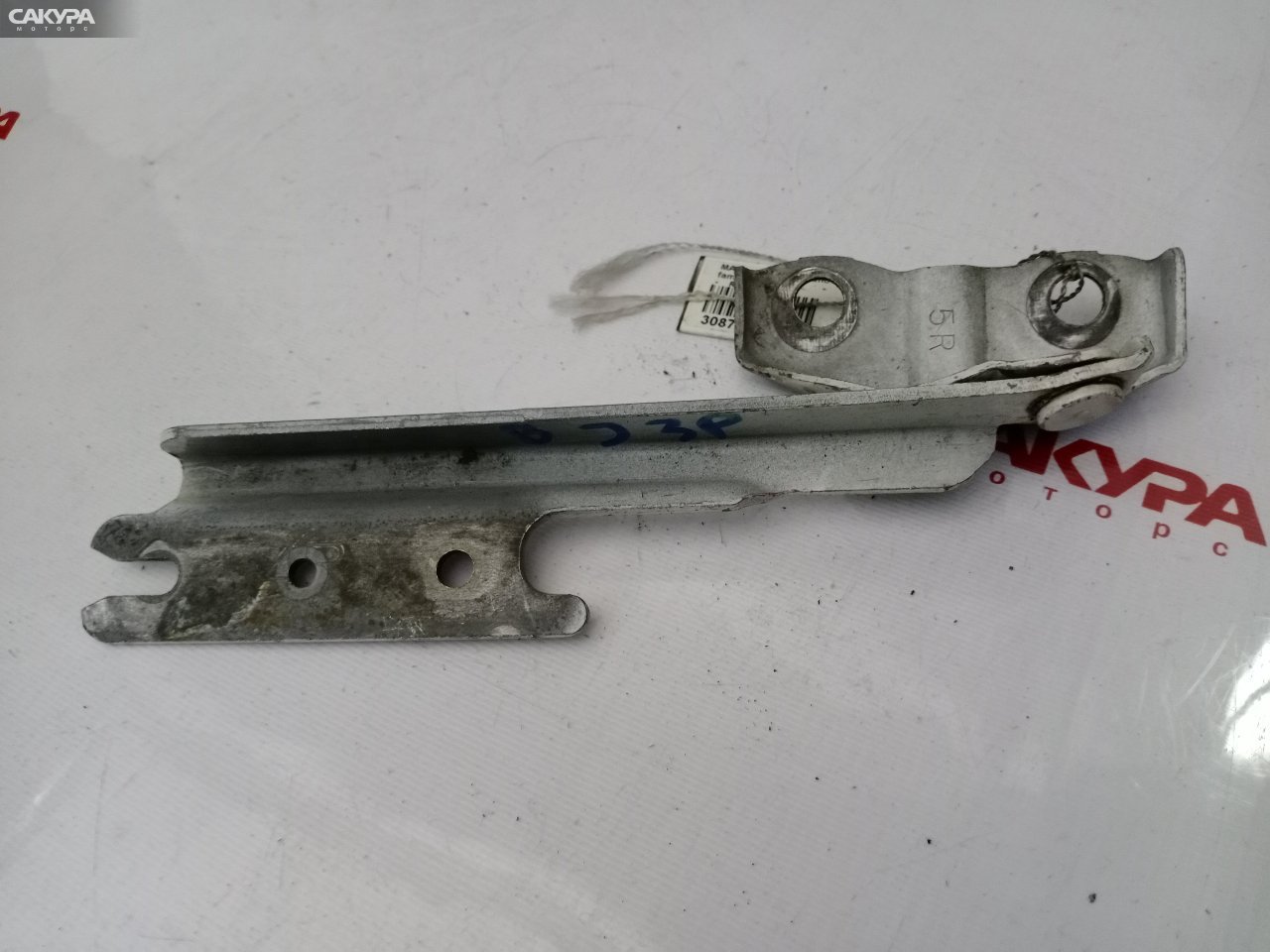 Кронштейн капота правый Mazda Familia BJ3P: купить в Сакура Красноярск.