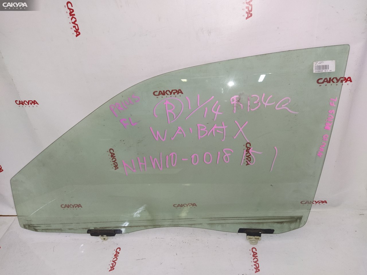 Стекло боковое переднее левое Toyota Prius NHW10: купить в Сакура Красноярск.