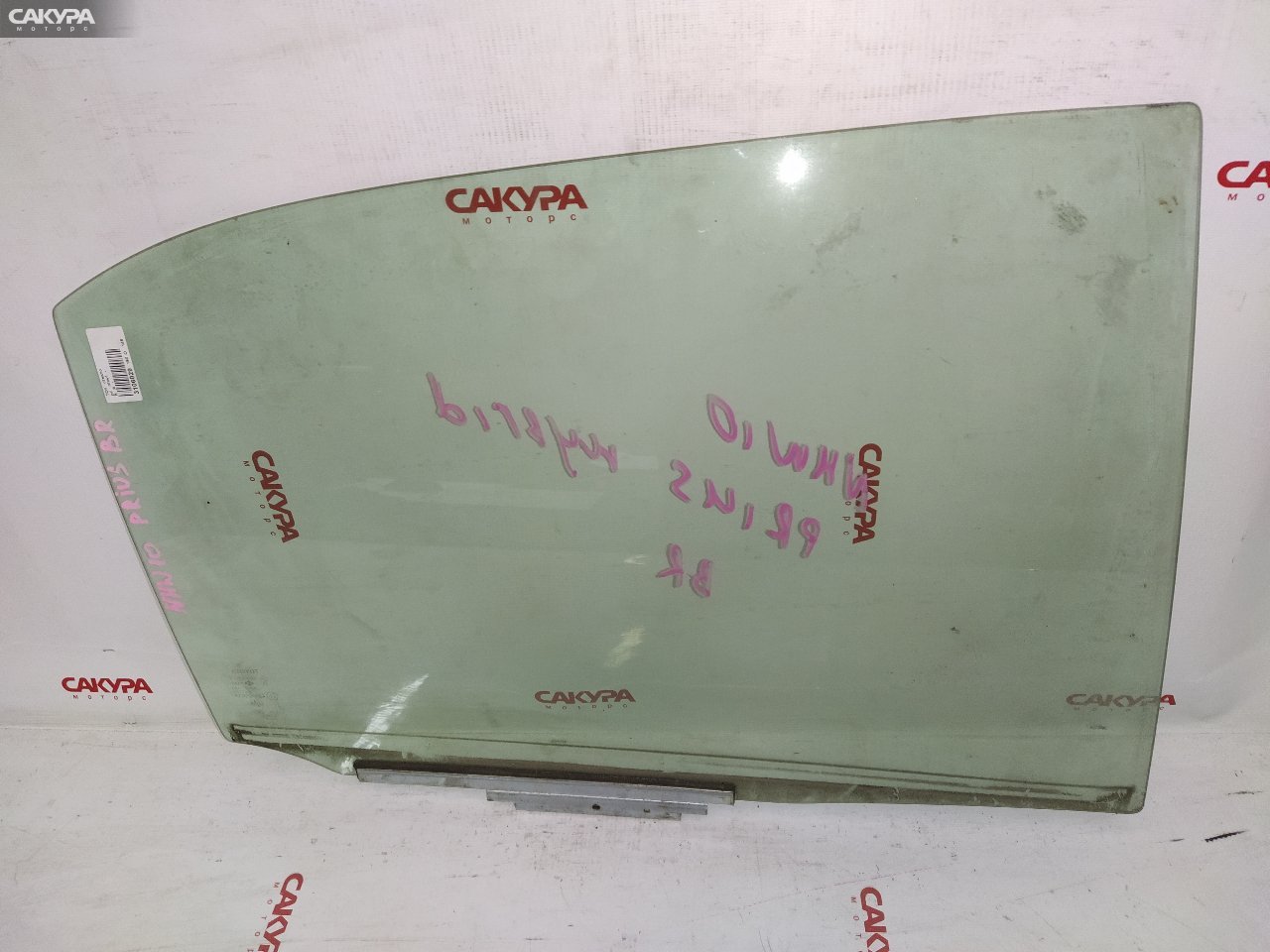 Стекло боковое заднее правое Toyota Prius NHW10: купить в Сакура Красноярск.