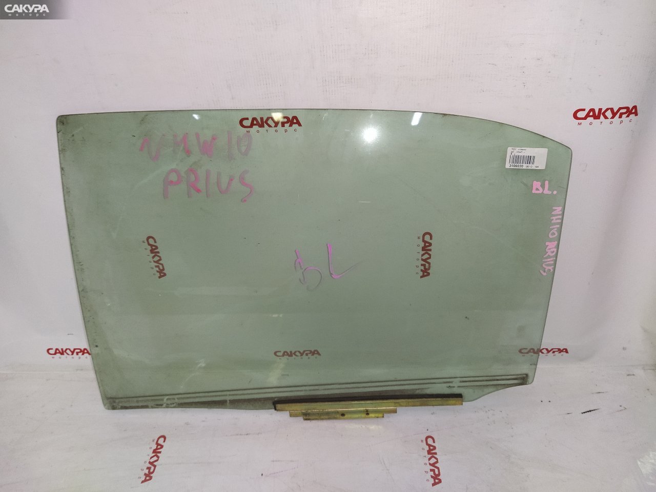 Стекло боковое заднее левое Toyota Prius NHW10: купить в Сакура Красноярск.