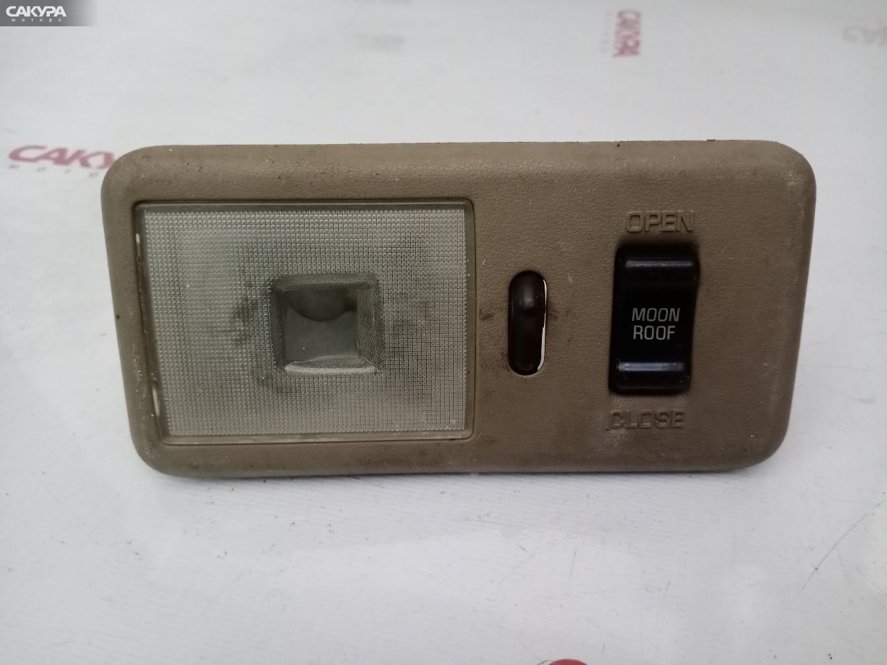 Плафон салона Toyota Hiace RZH101G: купить в Сакура Красноярск.