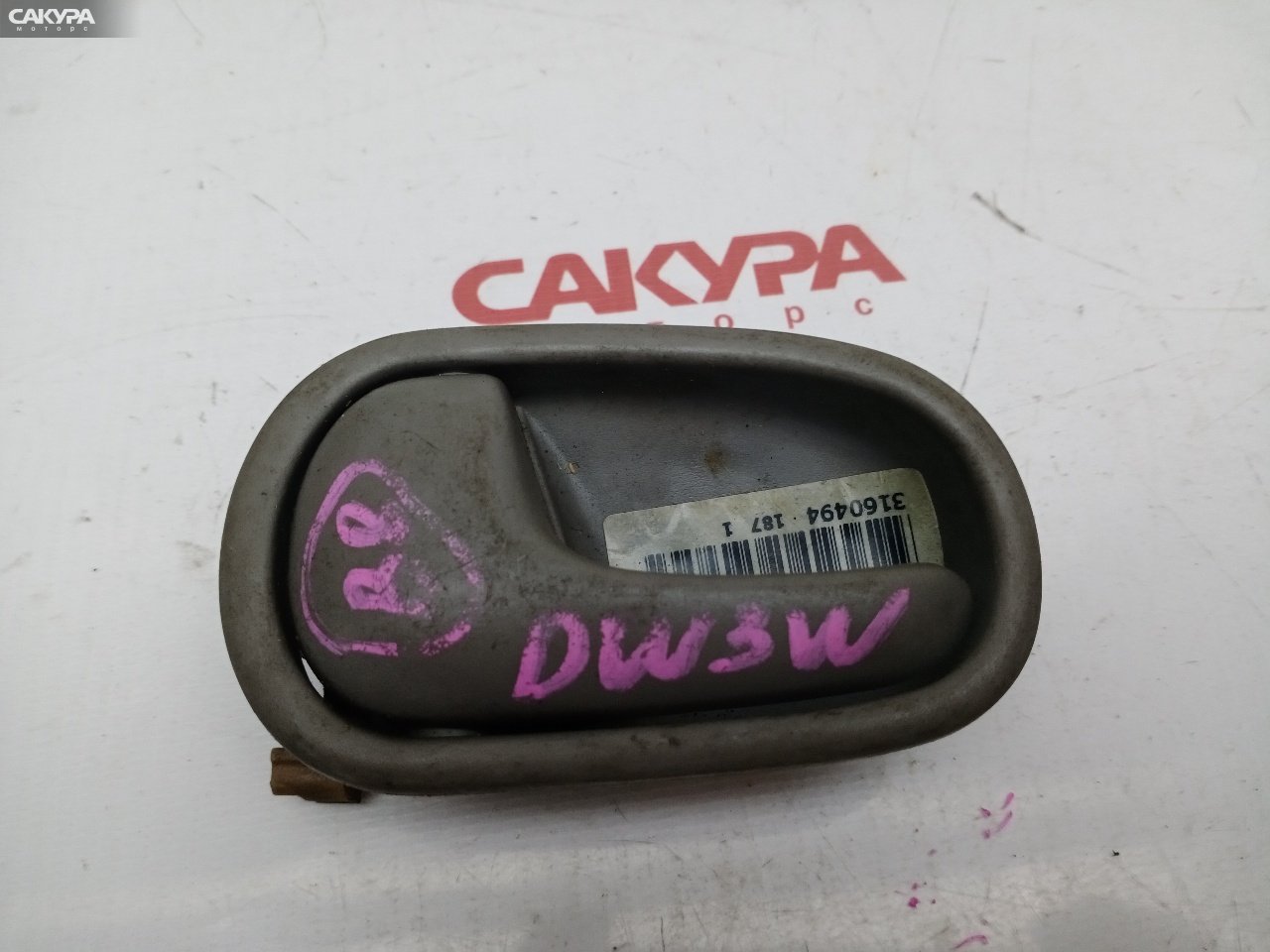 Ручка двери внутренняя левая Mazda Demio DW3W: купить в Сакура Красноярск.
