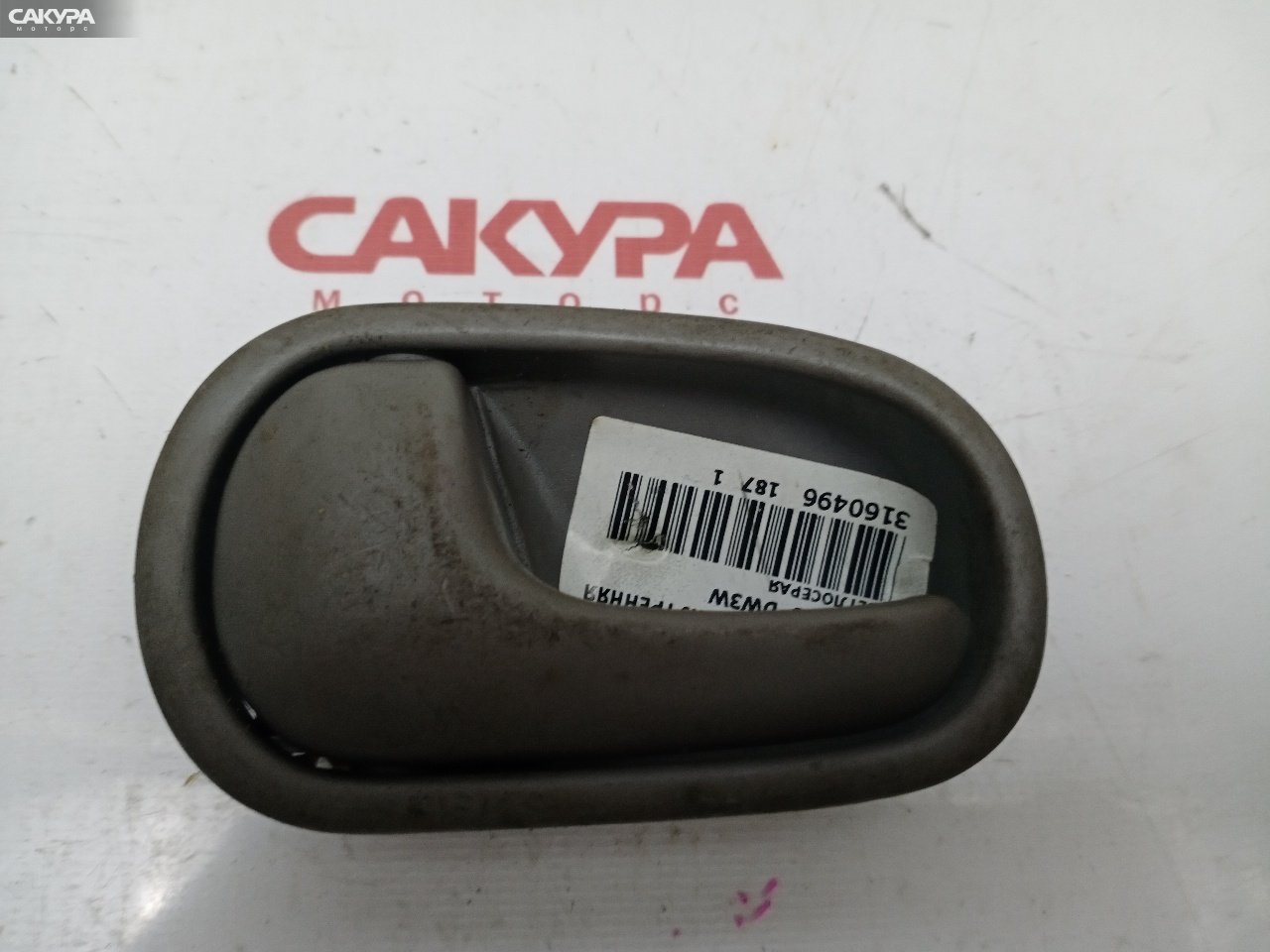 Ручка двери внутренняя левая Mazda Demio DW3W: купить в Сакура Красноярск.