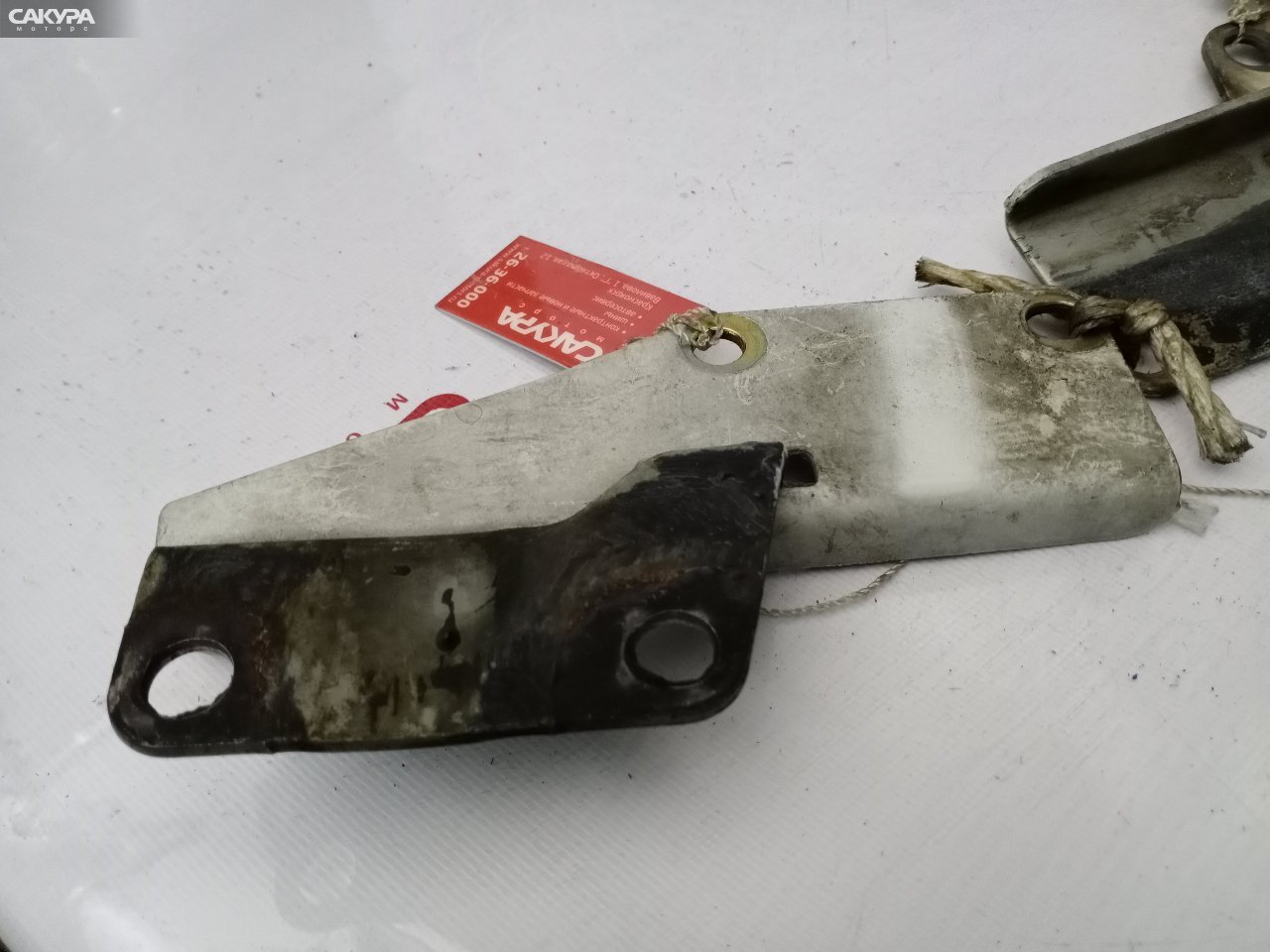 Кронштейн капота левый Nissan Rnessa N30: купить в Сакура Красноярск.