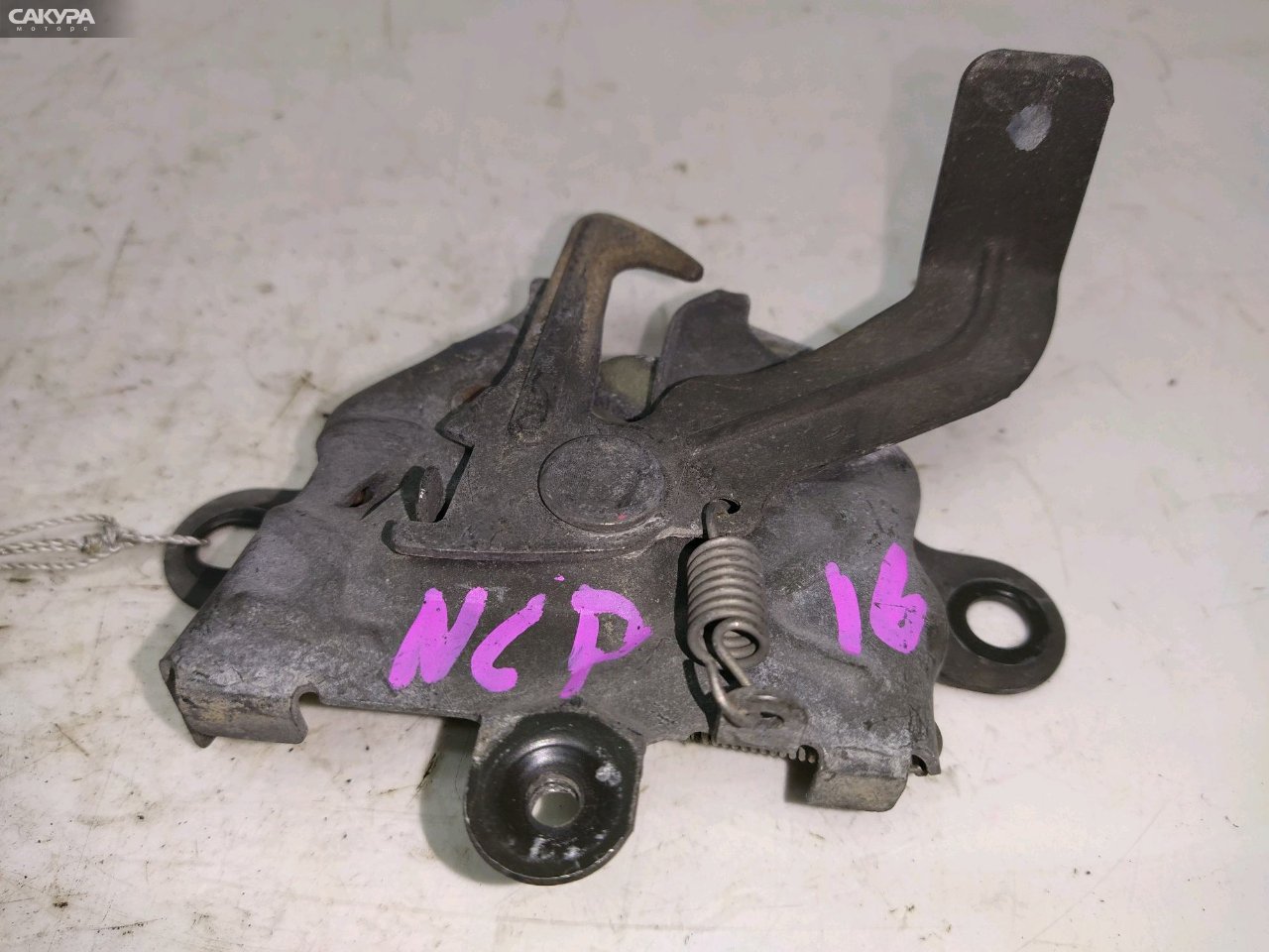 Замок капота Toyota Platz NCP16 2NZ-FE: купить в Сакура Красноярск.
