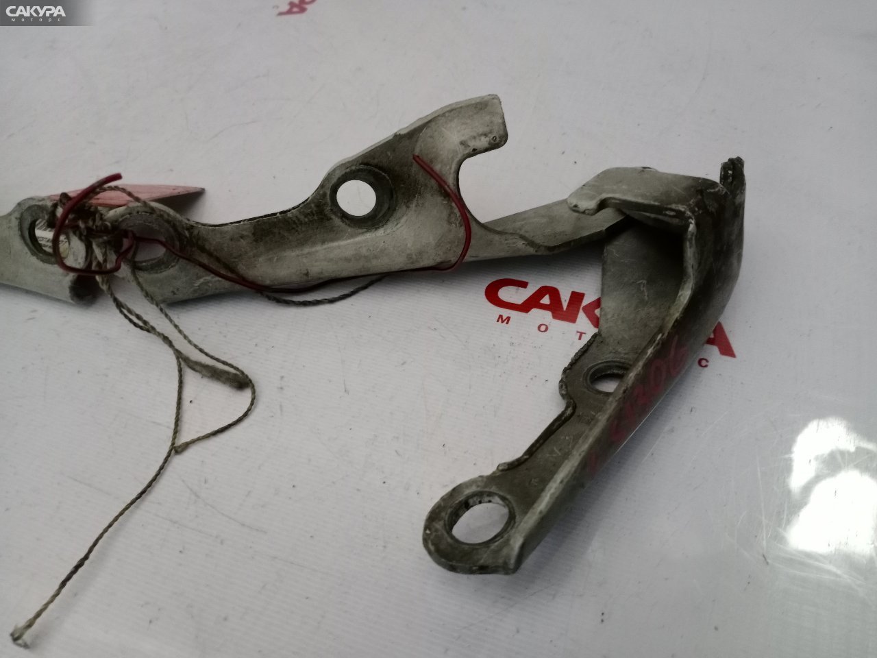 Кронштейн капота правый Toyota Crown LS130G: купить в Сакура Красноярск.