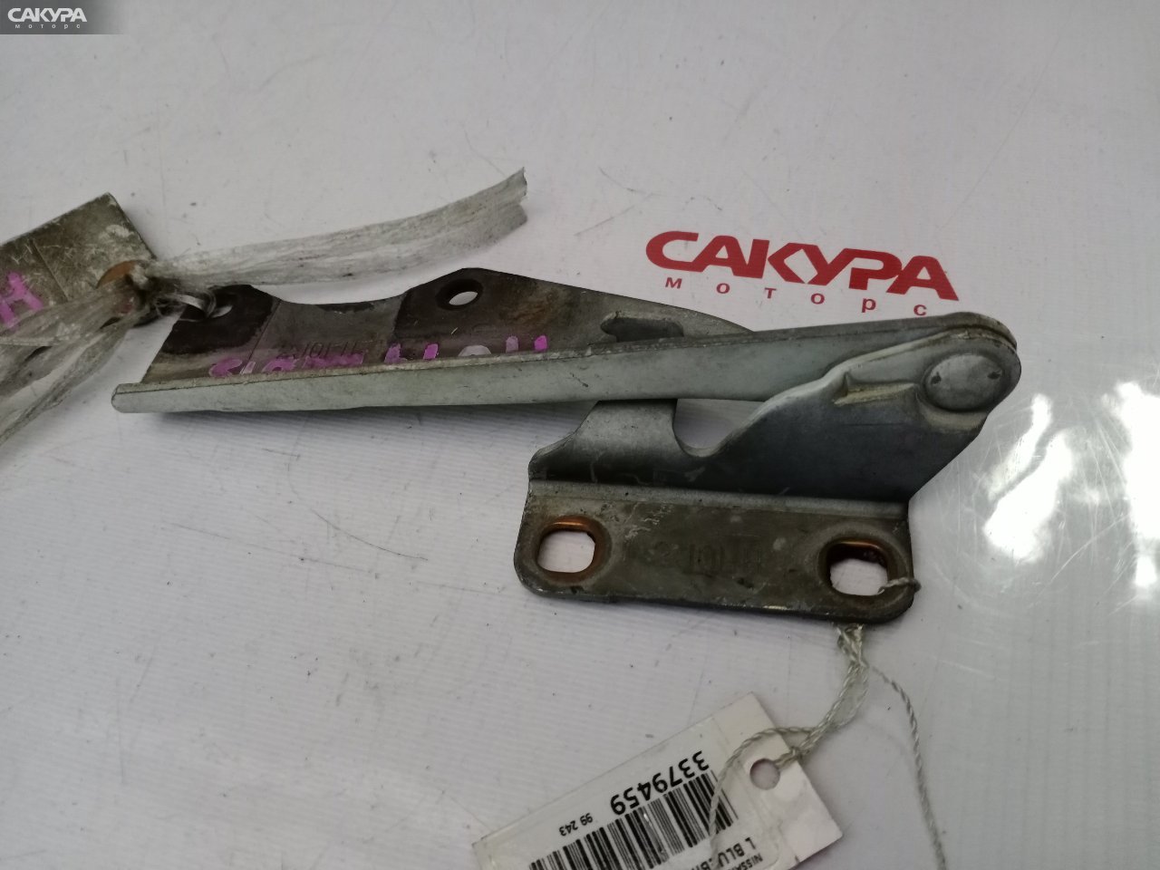 Кронштейн капота левый Nissan Bluebird HU14: купить в Сакура Красноярск.