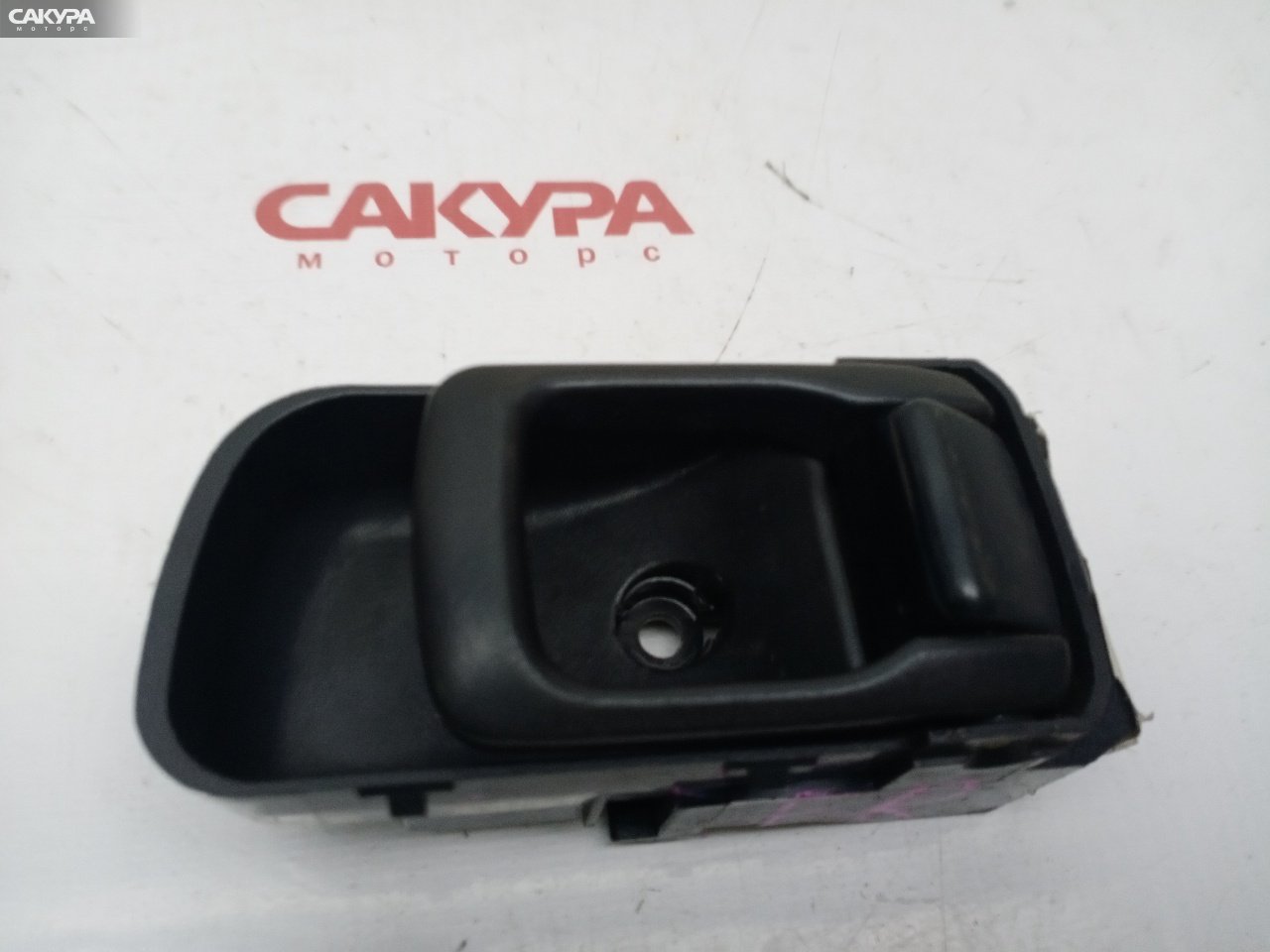 Ручка двери внутренняя передняя правая Nissan Bluebird QU14: купить в Сакура Красноярск.