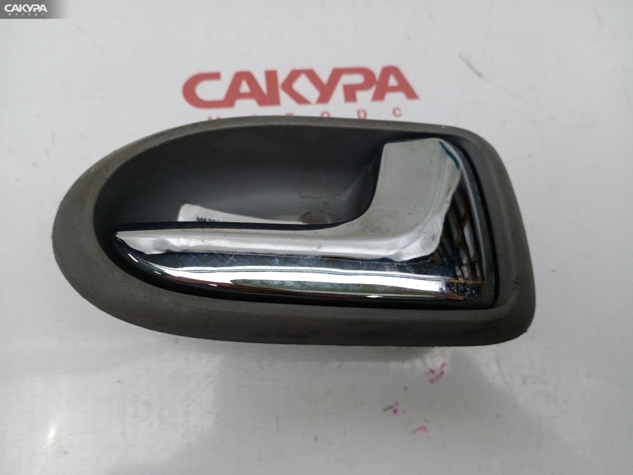 Ручка двери внутренняя передняя правая Mazda Premacy CP8W FP-DE: купить в Сакура Красноярск.