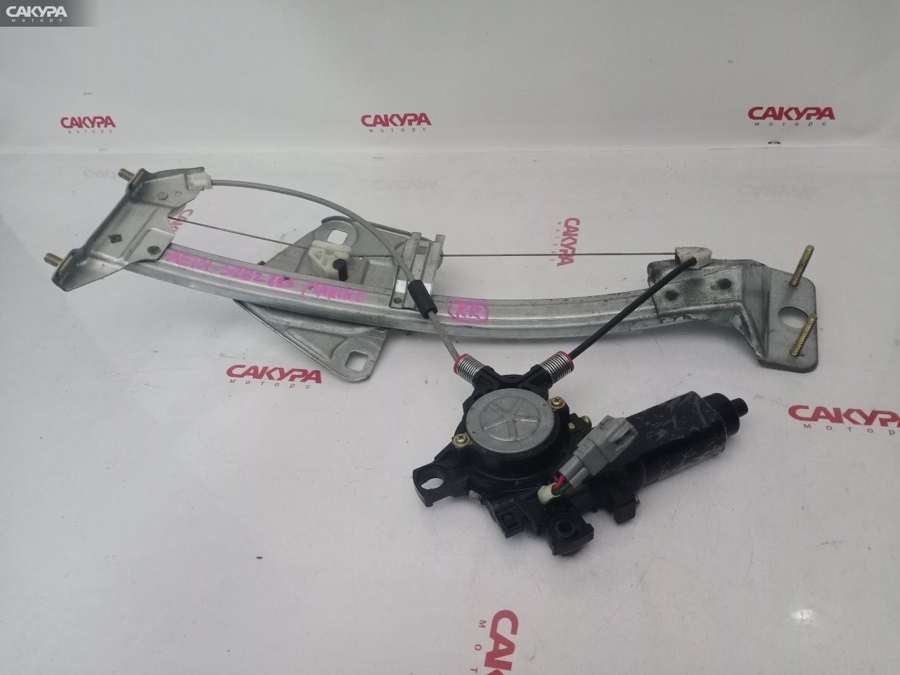 Стеклоподъемник задний правый Toyota Sprinter Marino AE101: купить в Сакура Красноярск.