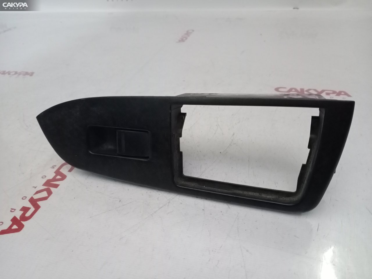 Кнопка стеклоподъемника задняя правая Toyota Chaser JZX90: купить в Сакура Красноярск.
