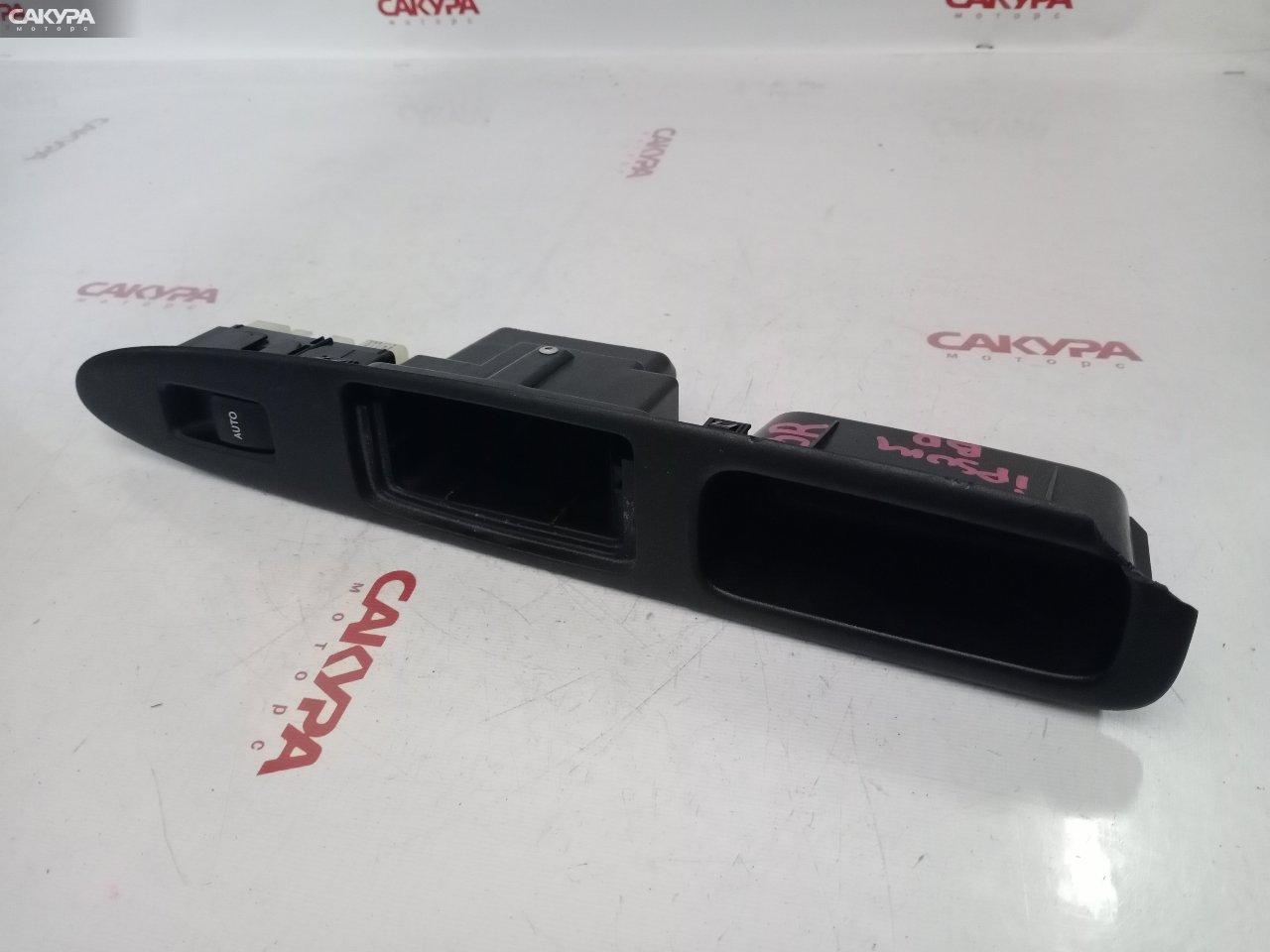 Кнопка стеклоподъемника задняя правая Toyota Ipsum ACM21W 2AZ-FE: купить в Сакура Красноярск.