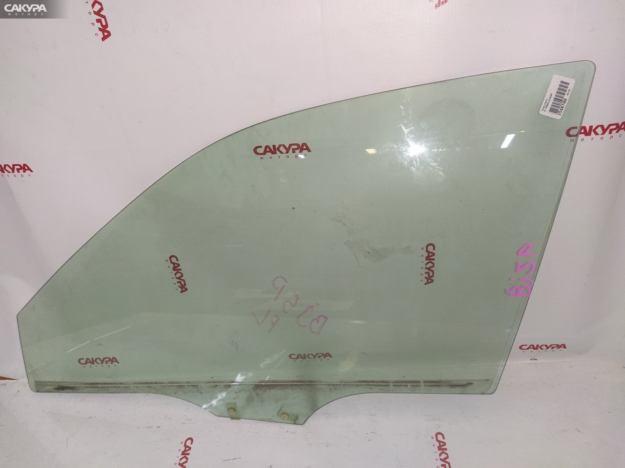 Стекло боковое переднее левое Mazda Familia BJ5P: купить в Сакура Красноярск.