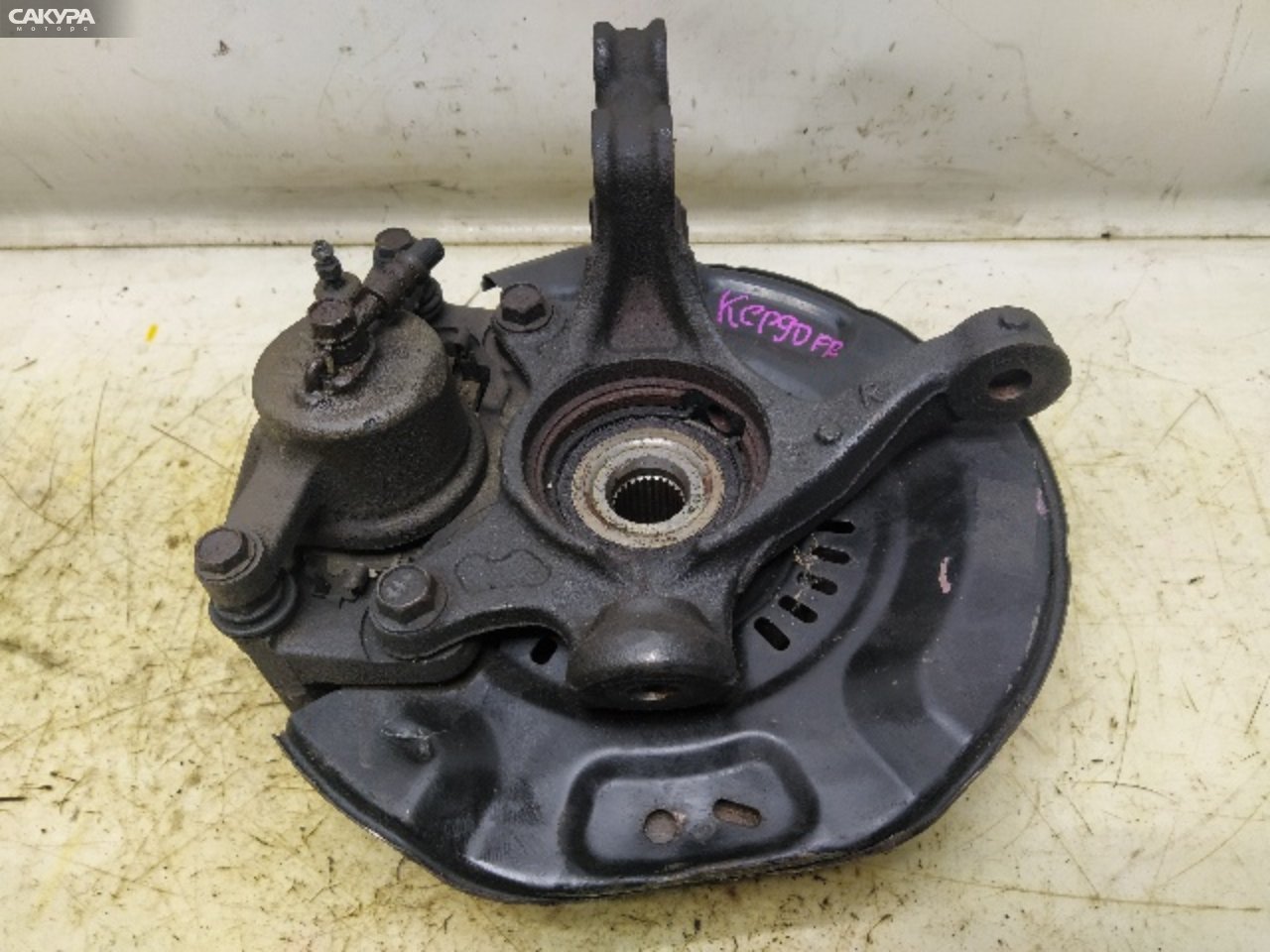 Ступица передняя правая Toyota Vitz KSP90 1KR-FE: купить в Сакура Красноярск.