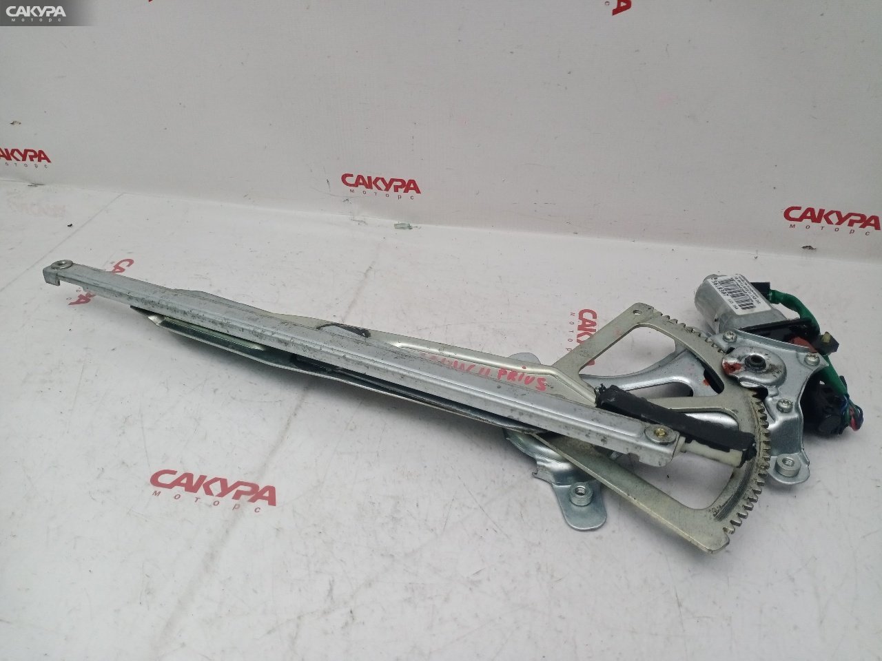 Стеклоподъемник передний правый Toyota Prius NHW11 1NZ-FXE: купить в Сакура Красноярск.