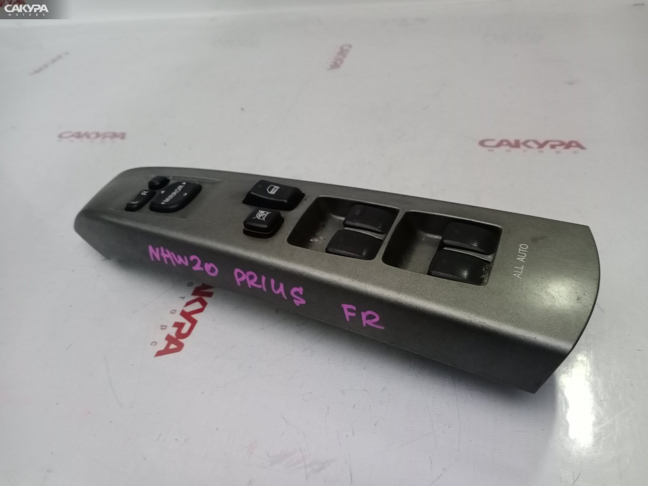 Блок управления стеклоподъемниками передний правый Toyota Prius NHW20 1NZ-FXE: купить в Сакура Красноярск.