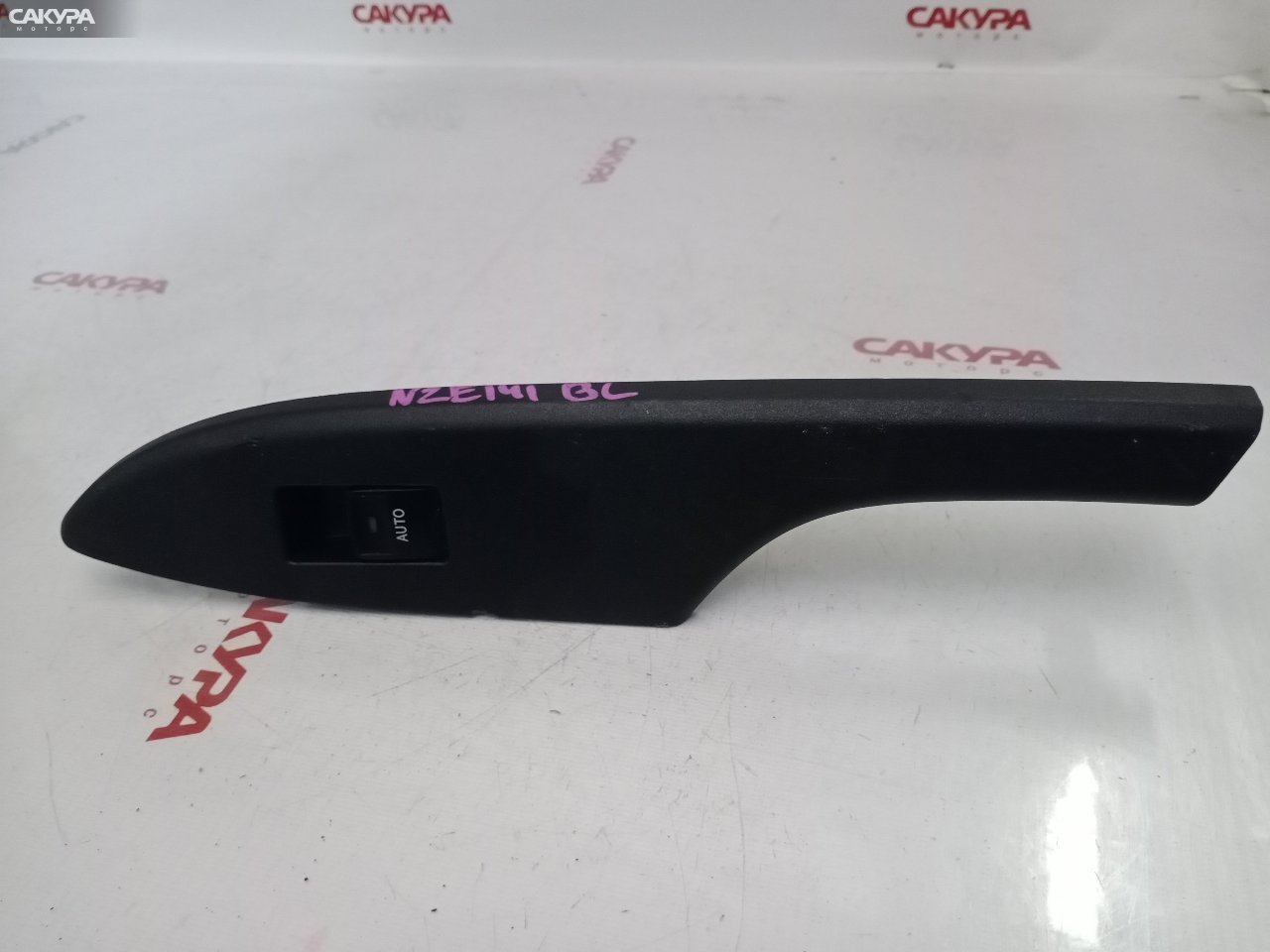 Кнопка стеклоподъемника задняя левая Toyota Corolla Fielder NZE141G 1NZ-FE: купить в Сакура Красноярск.