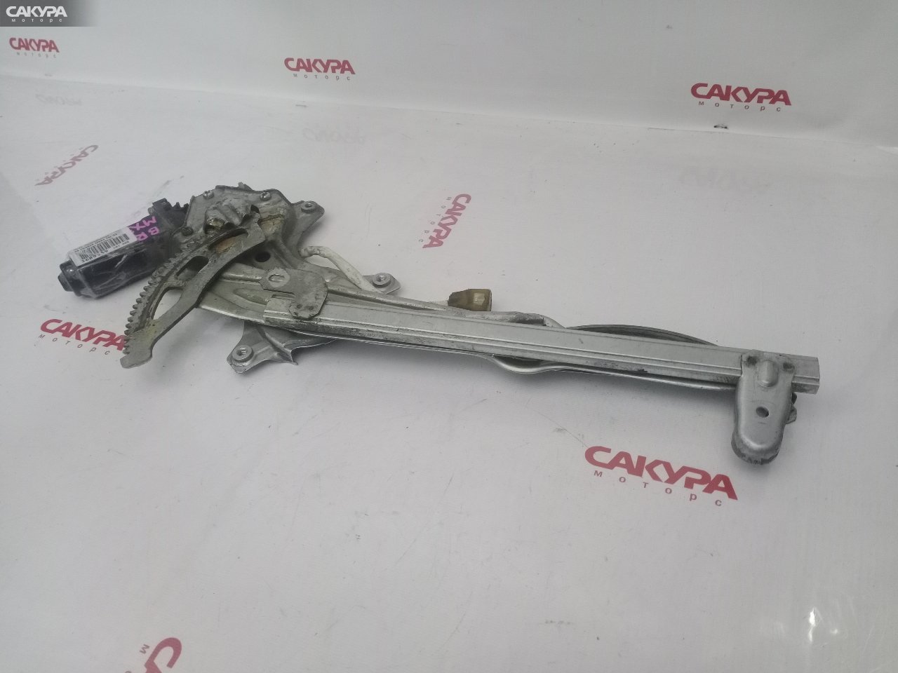 Стеклоподъемник задний правый Toyota Chaser MX83 7M-GE: купить в Сакура Красноярск.