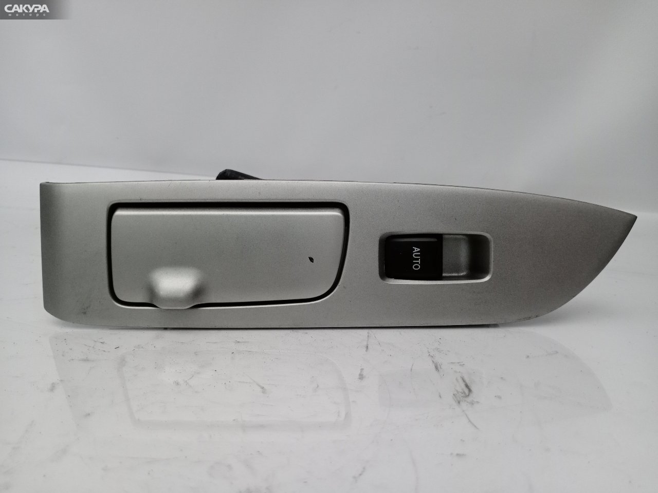 Кнопка стеклоподъемника Toyota Harrier MCU30W 1MZ-FE: купить в Сакура Красноярск.