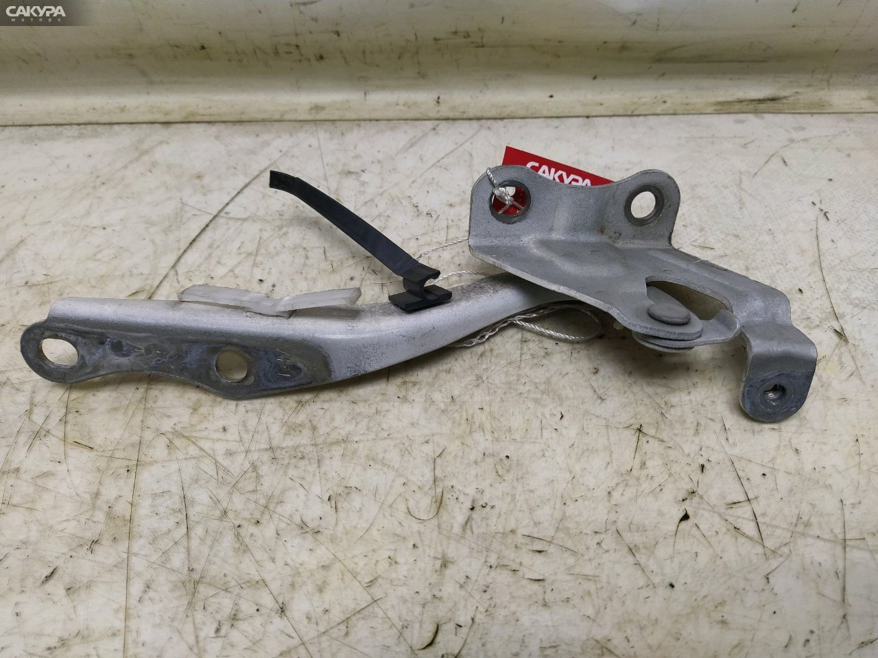 Кронштейн капота правый Toyota Corolla Fielder NZE141G 1NZ-FE: купить в Сакура Красноярск.