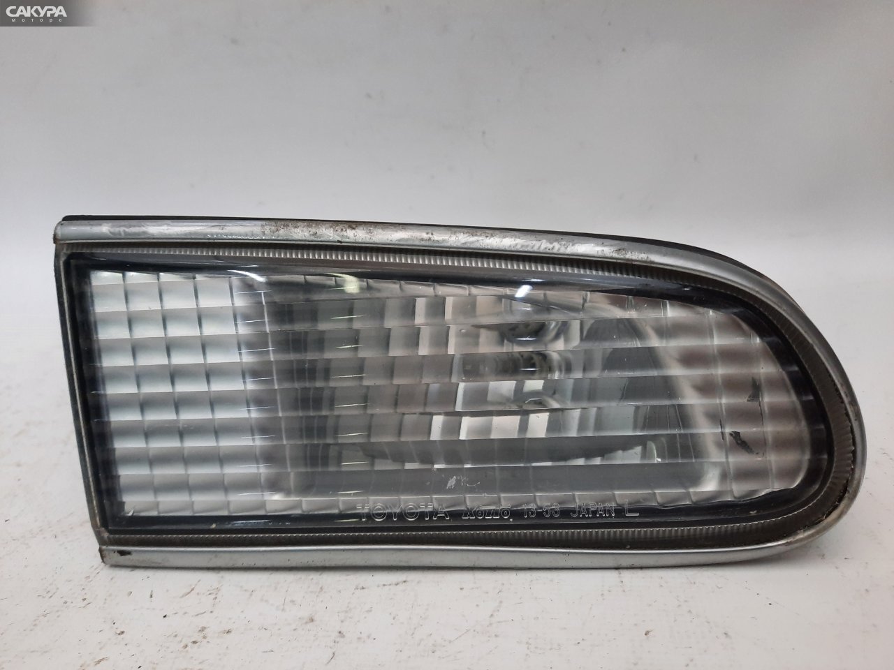 Фонарь вставка багажника левый Toyota Corolla AE100 13-53: купить в Сакура Красноярск.