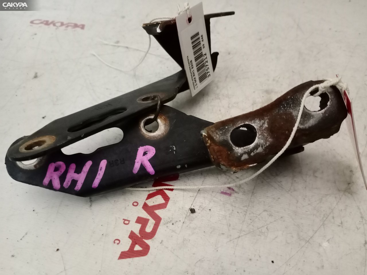 Кронштейн капота правый Honda S-MX RH1 B20B: купить в Сакура Красноярск.