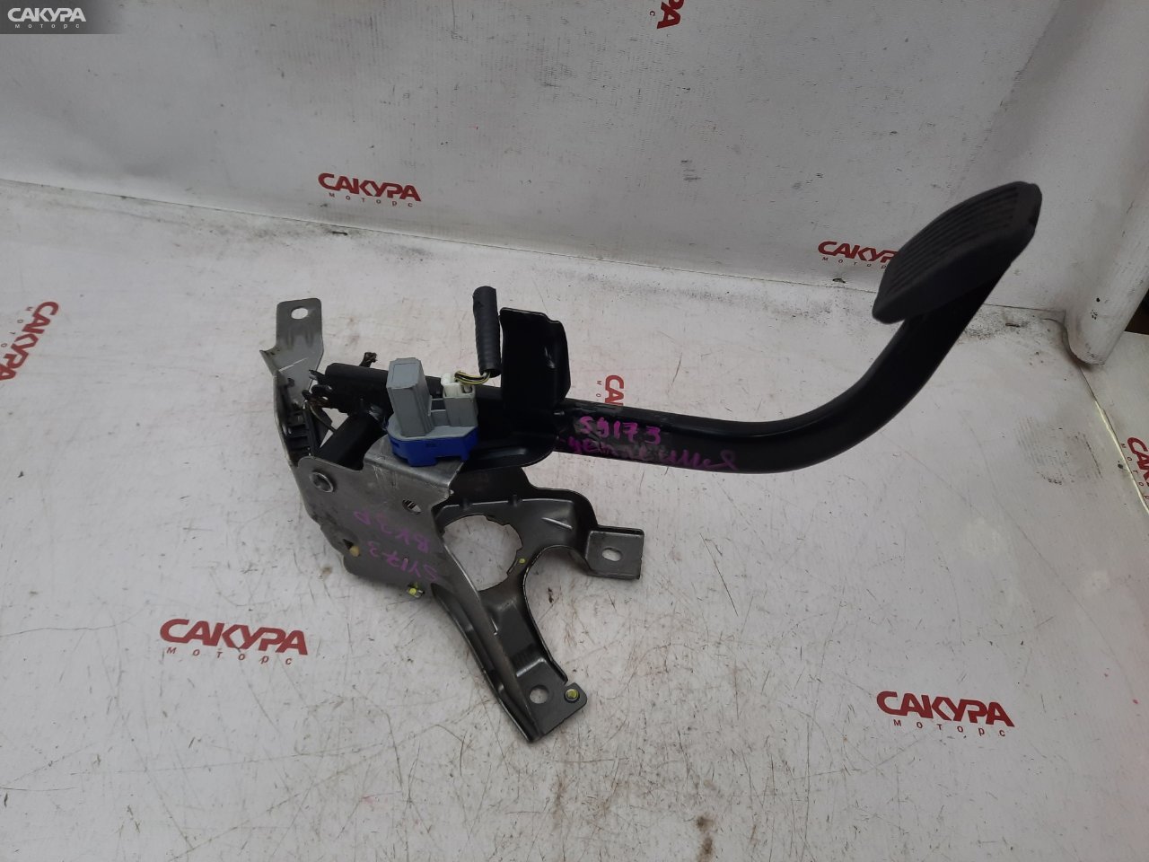 Педаль сцепления Mazda Axela BK3P L3-VE: купить в Сакура Красноярск.