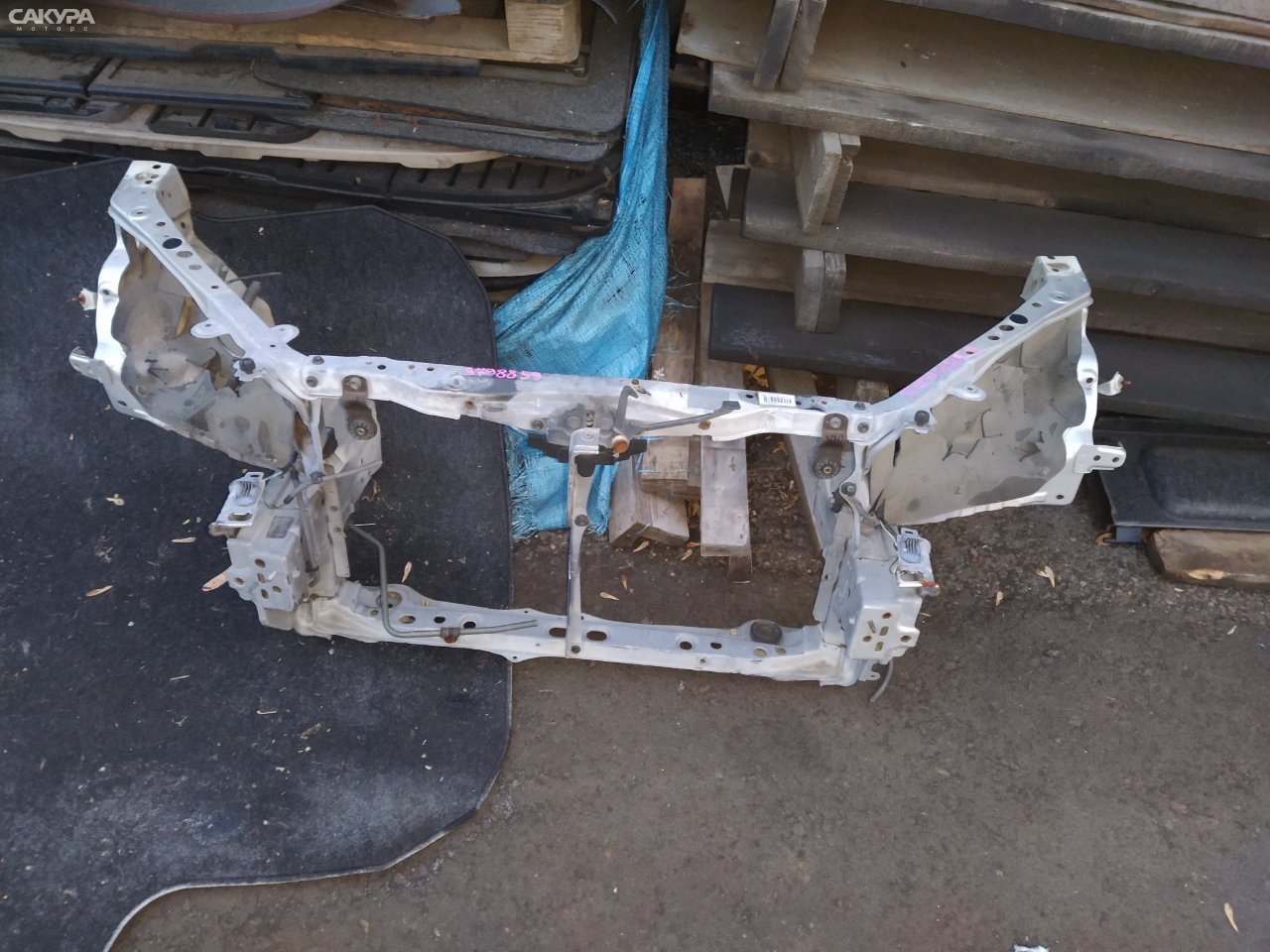 Рамка радиатора Toyota Mark II Blit JZX110W 1JZ-FSE: купить в Сакура Красноярск.