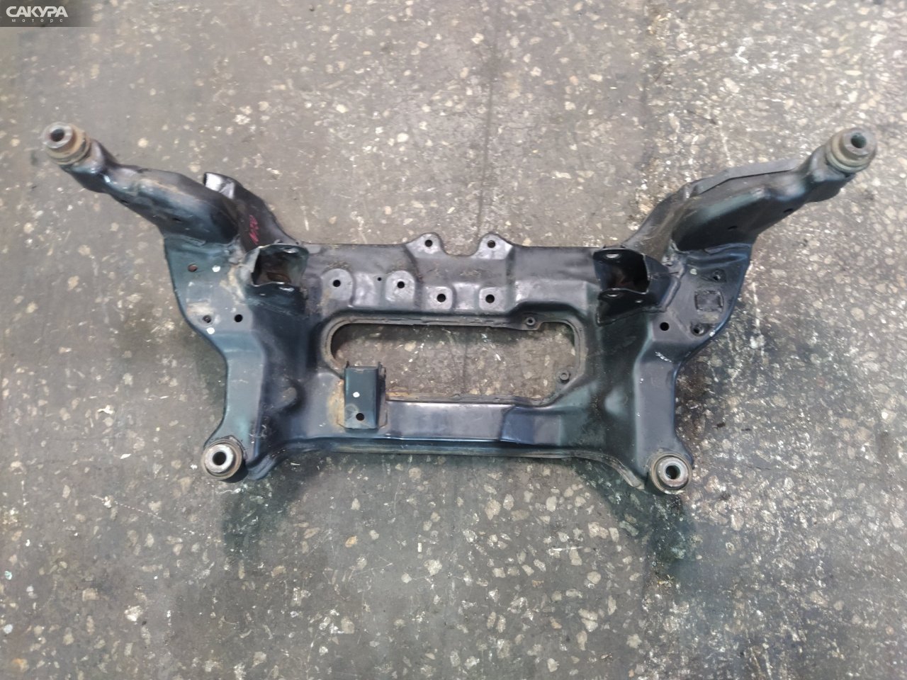 Балка поперечная передняя Nissan X-TRAIL NT30 QR20DE: купить в Сакура Красноярск.