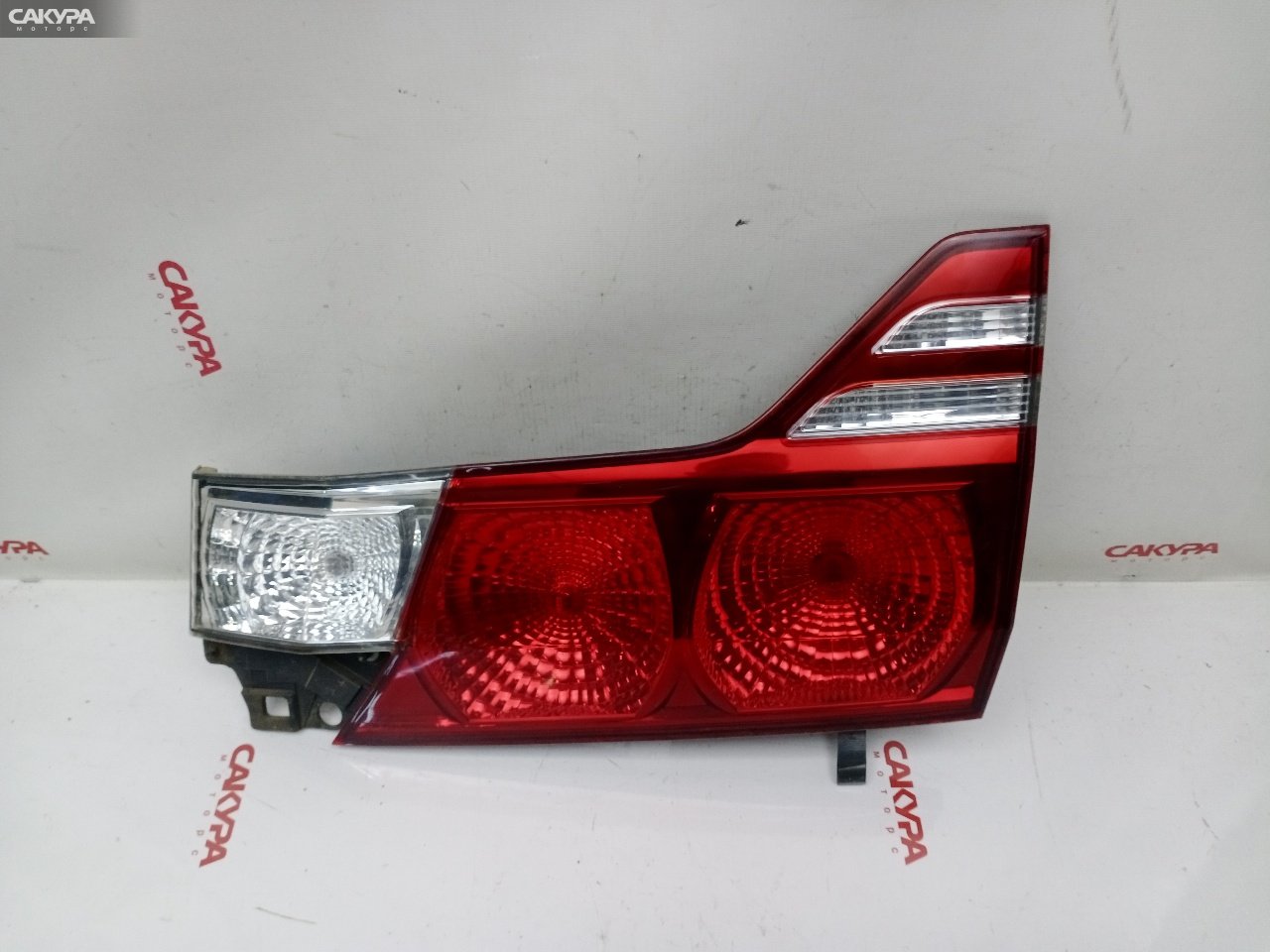 Фонарь вставка багажника правый Toyota Alphard MNH10W 1MZ-FE 58-19: купить в Сакура Красноярск.