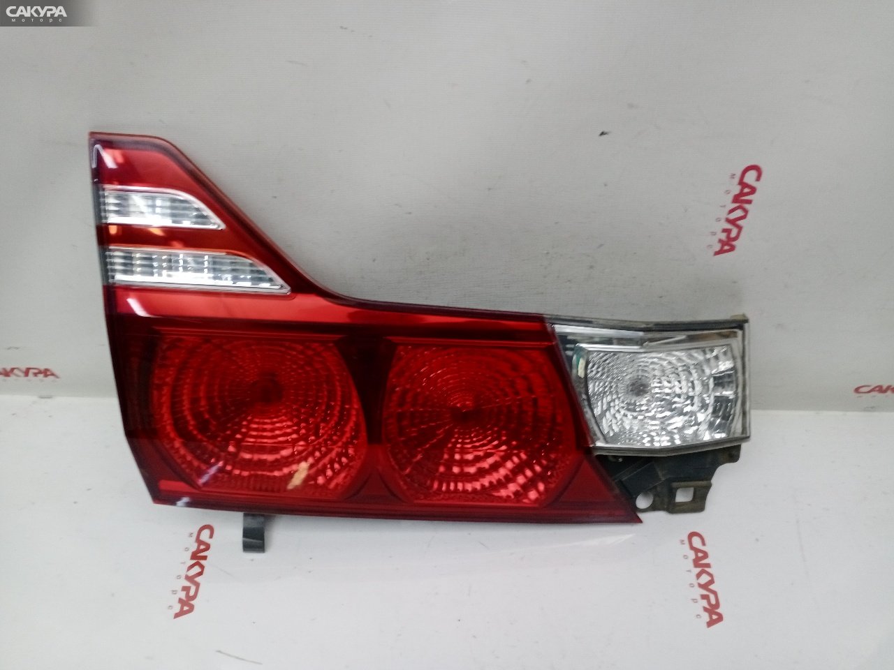 Фонарь вставка багажника левый Toyota Alphard MNH10W 1MZ-FE 58-19: купить в Сакура Красноярск.