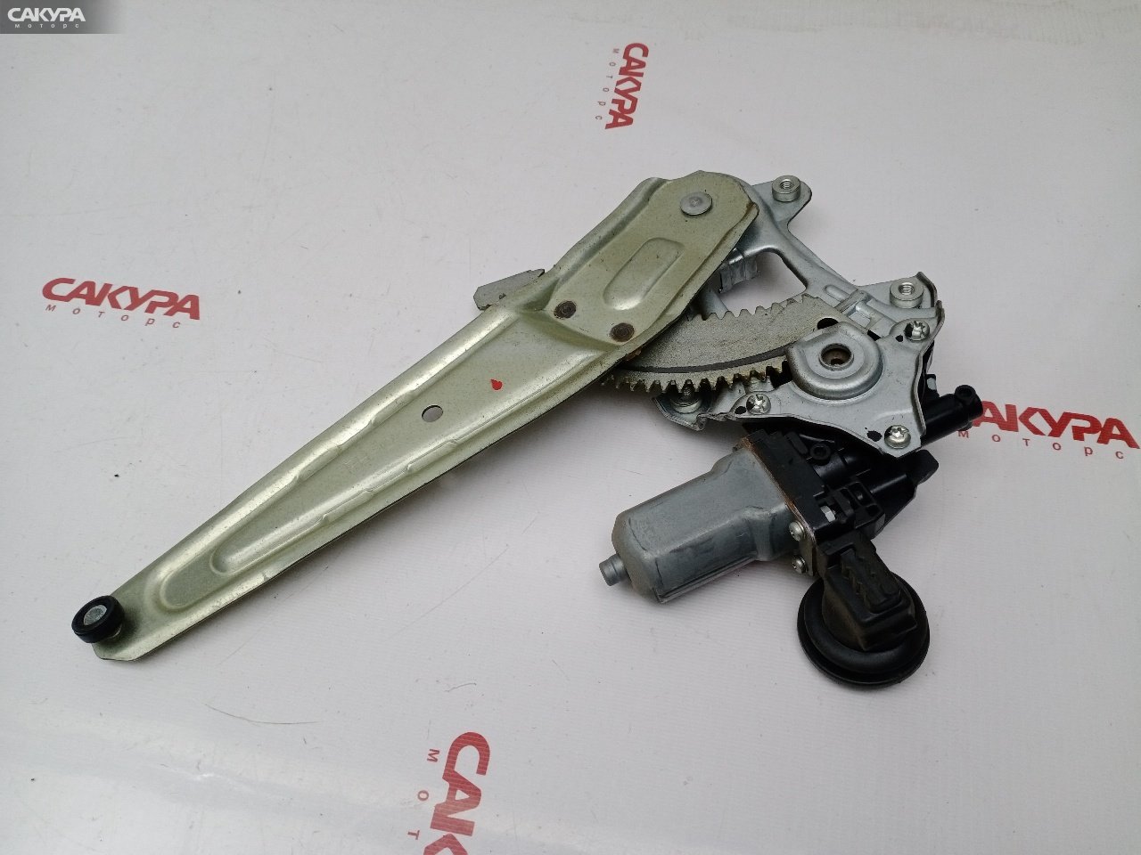 Стеклоподъемник задний правый Toyota Passo KGC30 1KR-FE: купить в Сакура Красноярск.