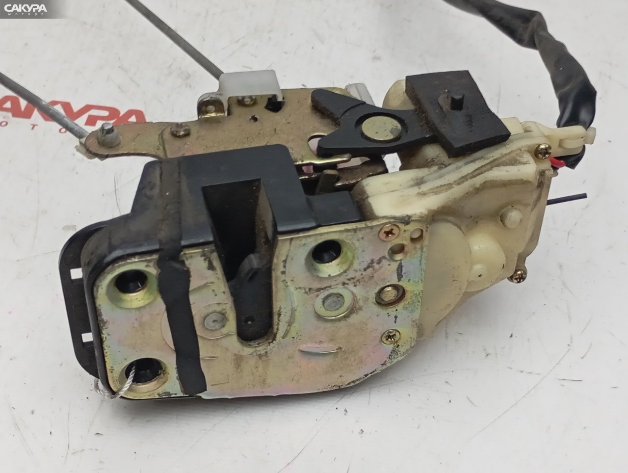 Замок дверной задний левый Mazda Capella GWER: купить в Сакура Красноярск.