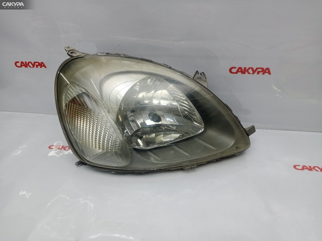 Фара правая Toyota Vitz SCP10 1SZ-FE 52-001: купить в Сакура Красноярск.