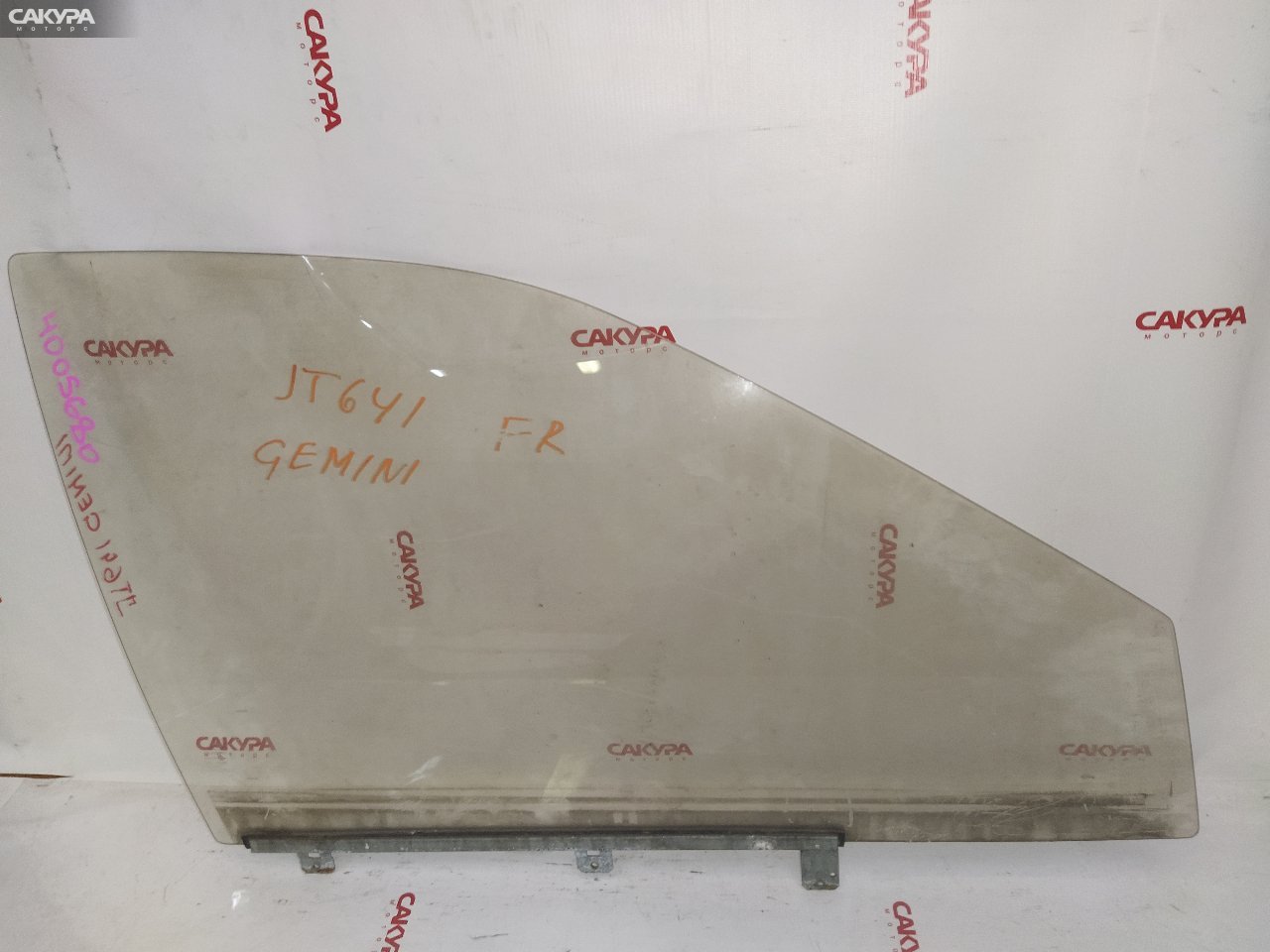 Стекло боковое переднее правое Isuzu Gemini JT641F: купить в Сакура Красноярск.