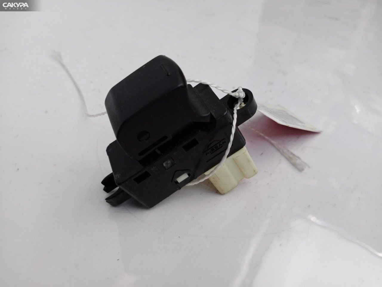 Кнопка стеклоподъемника задняя правая Nissan March AK12 CR12DE: купить в Сакура Красноярск.