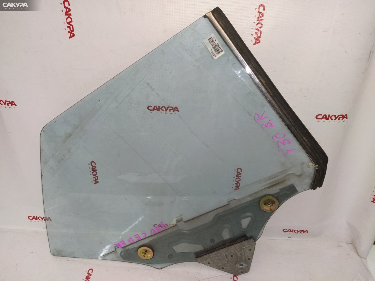 Стекло боковое заднее правое Nissan Cedric Y30: купить в Сакура Красноярск.