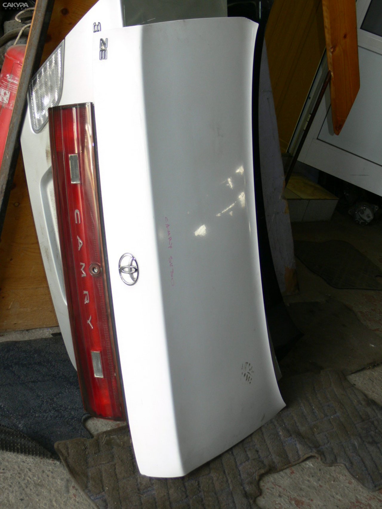 Крышка багажника Toyota Camry SV30 4S-FE: купить в Сакура Иркутск.