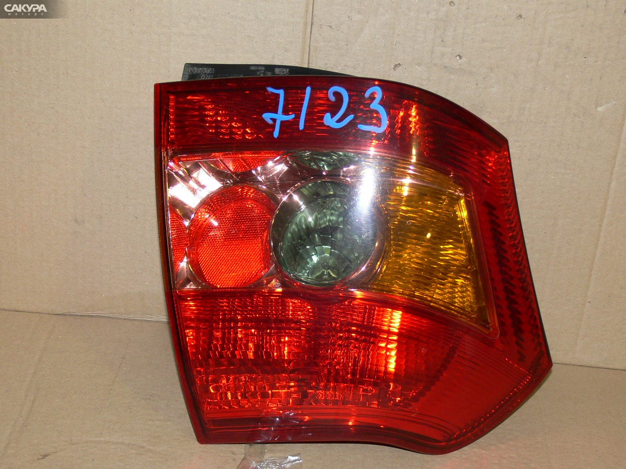 Фонарь стоп-сигнала правый Toyota Allex NZE121 13-87: купить в Сакура Иркутск.