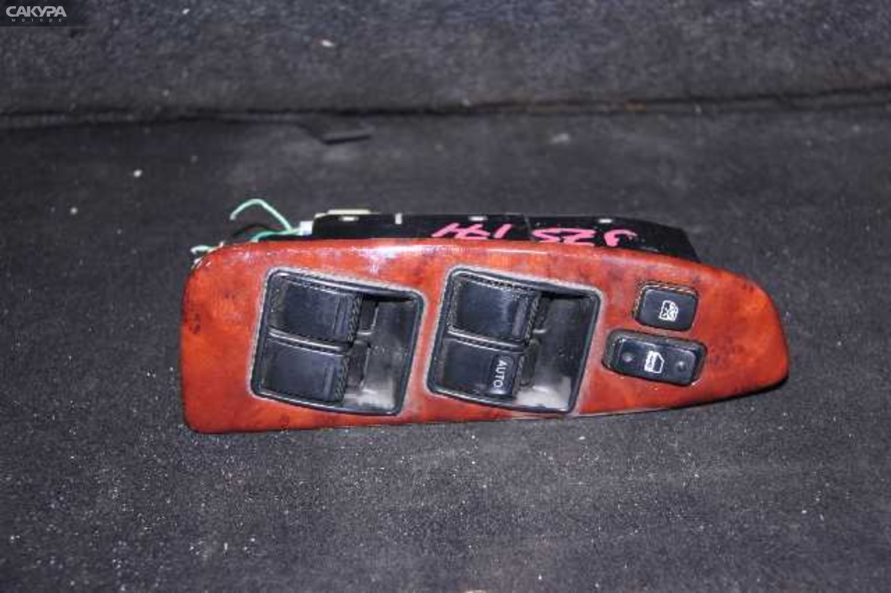 Кнопки в салон передняя правая Toyota Crown JZS171: купить в Сакура Абакан.